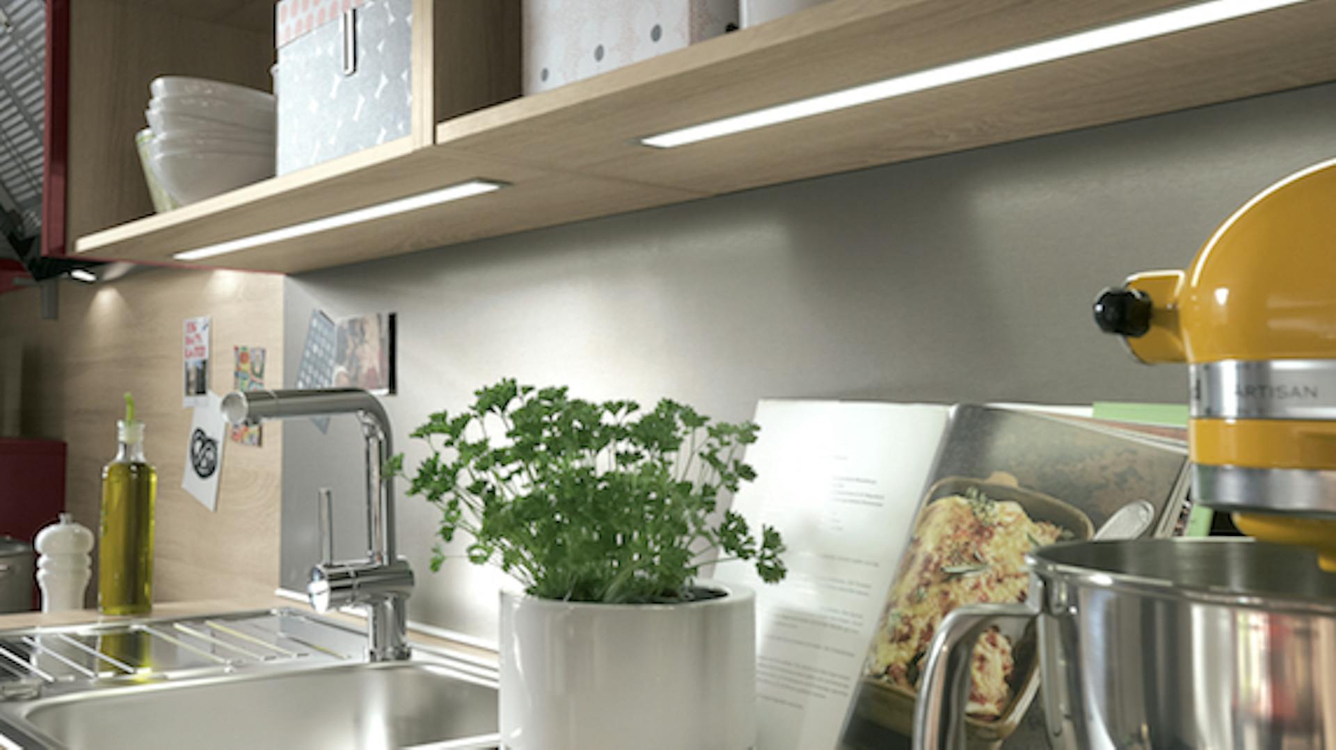 Egy konyhai munkalap megvilágítása LED-es fényszalaggal