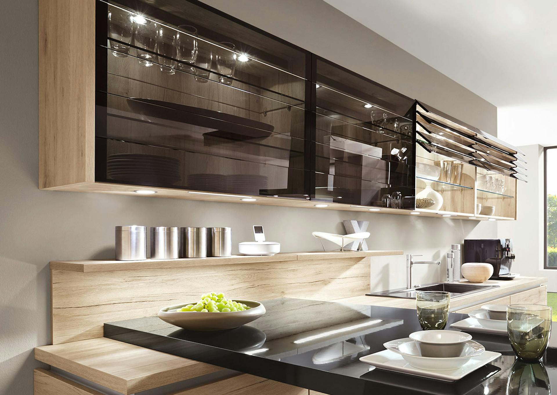 Pensile in cucina con illuminazione integrata dall’alto