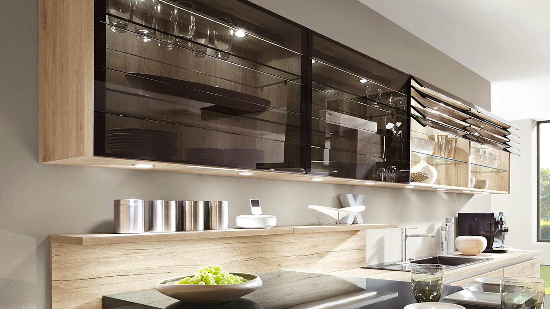 Faliszekrény egy konyhában, beépített világítással