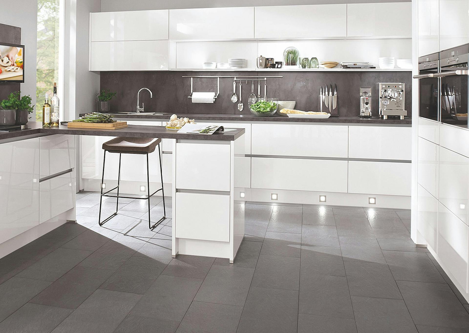 Cucina con battiscopa illuminato