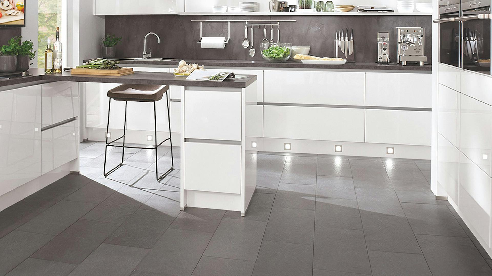 Konyha megvilágított lábazattal