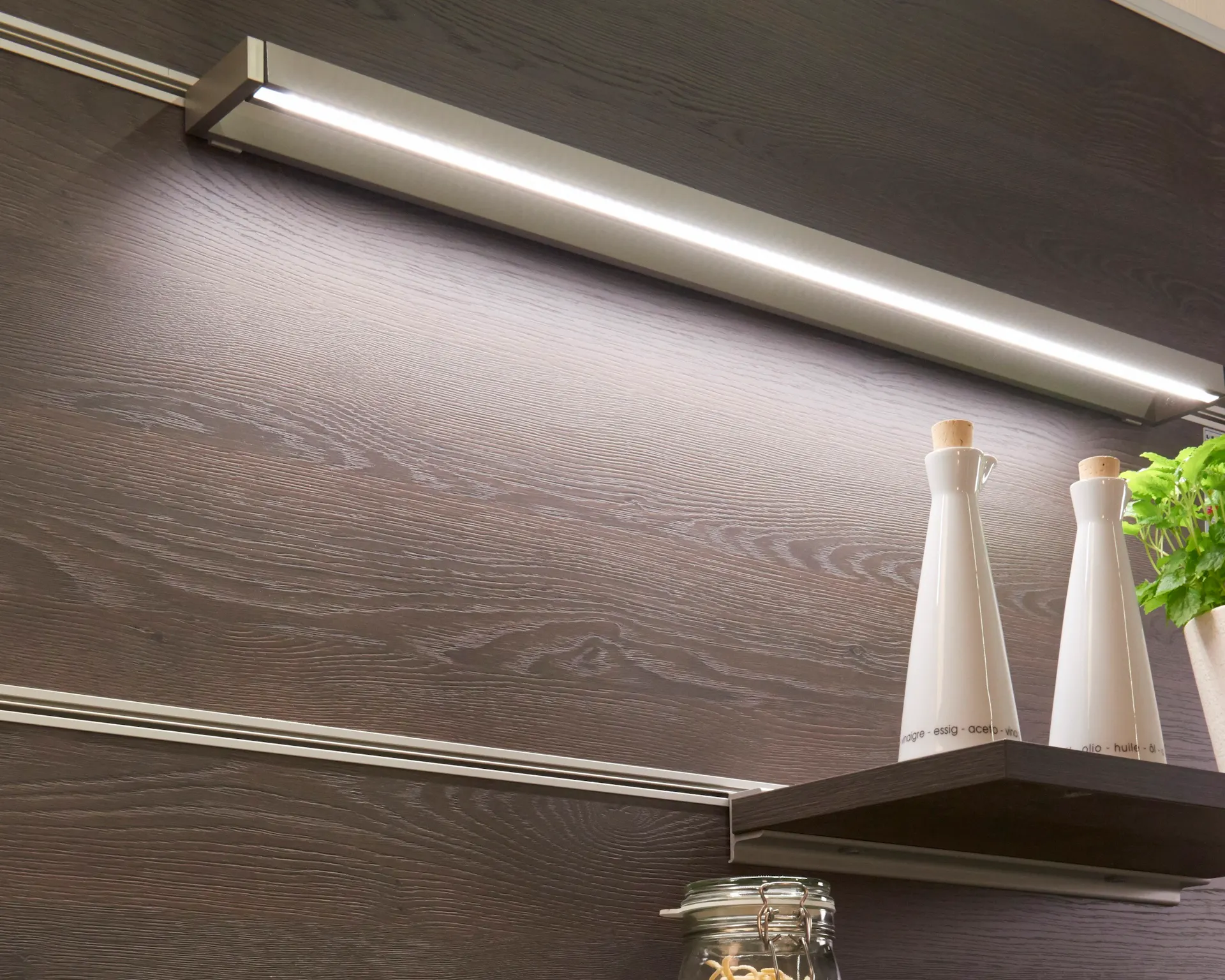 Étagère de cuisine éclairée avec des tasses et des carafes