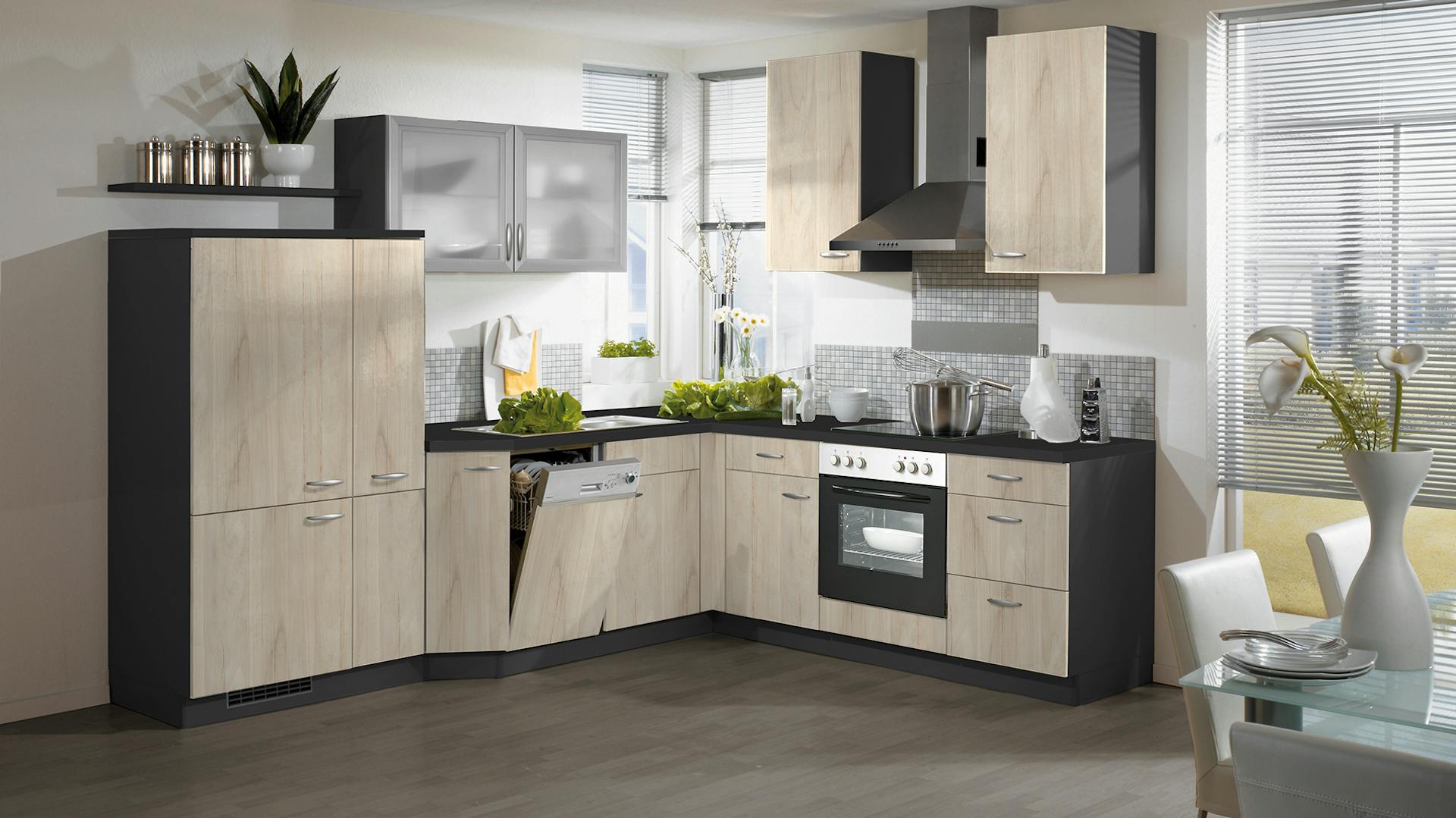 Blau-graue Kueche mit Kuecheneinbaugeraeten in der Uebersicht