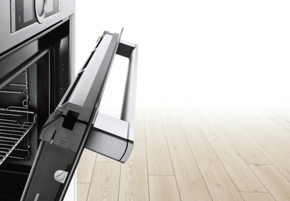 Seitenansicht geöffneter Dampfgarer in der Küche