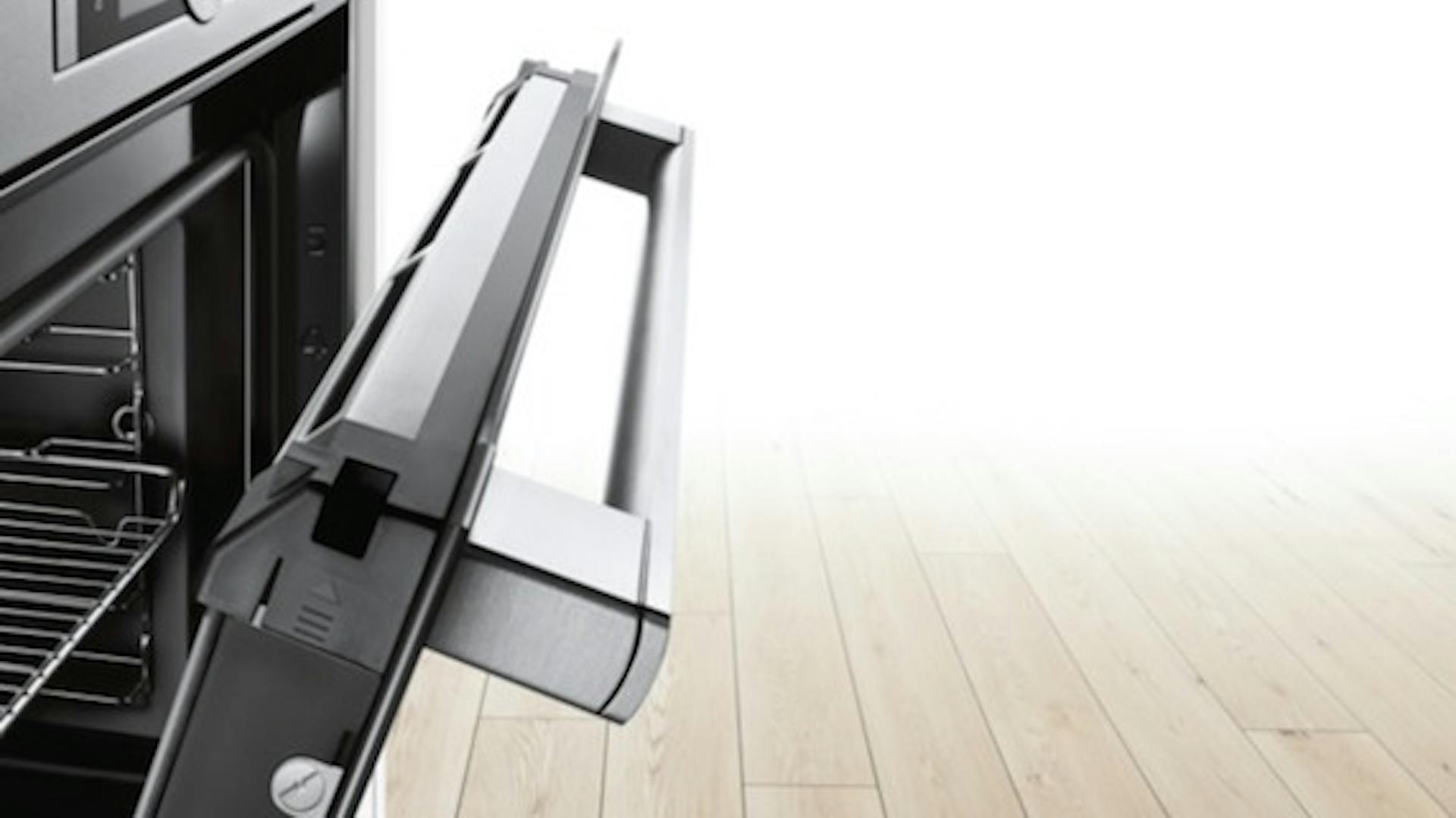 Seitenansicht geöffneter Dampfgarer in der Küche