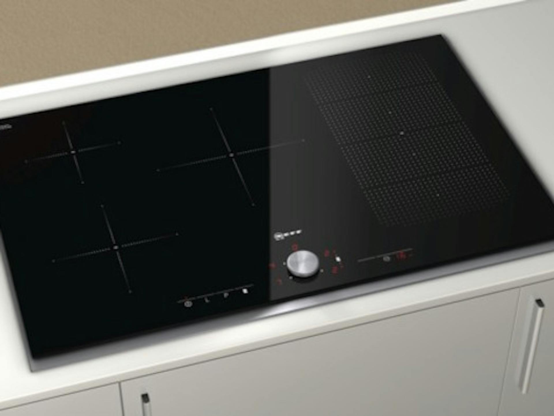 Glaskeramik-Kochfeld auf einer weißen Küchenzeile