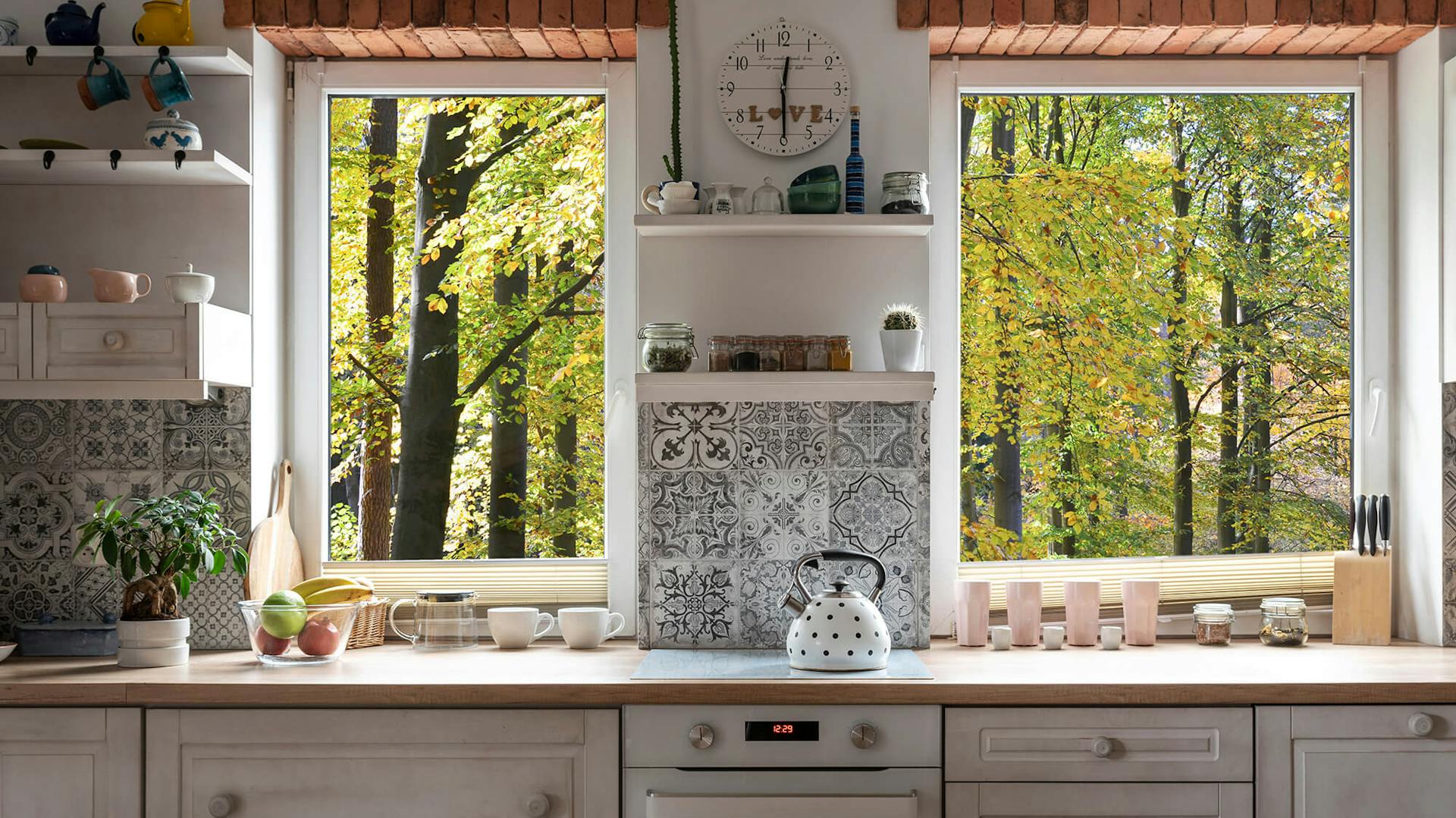 Helle Vintage-Küchenzeile mit gemusterten Fliesen