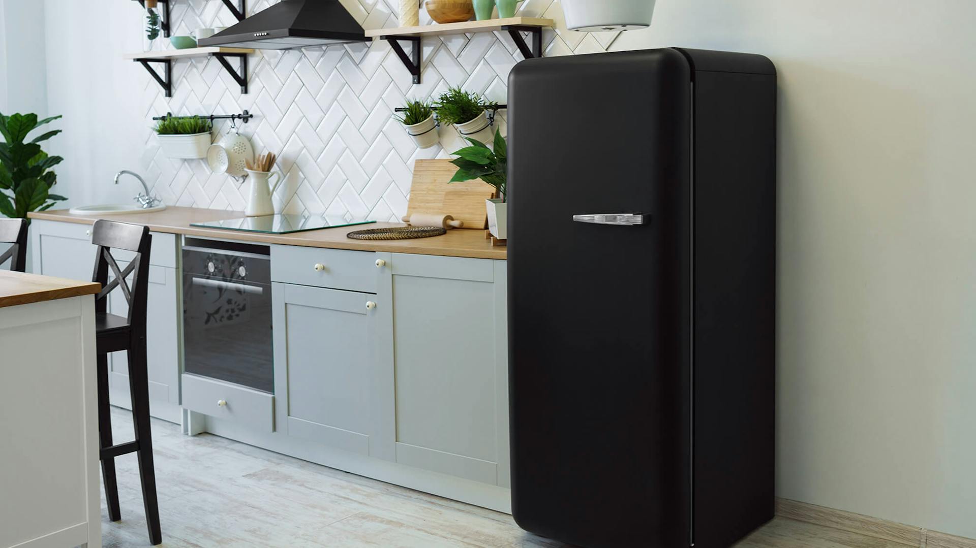 Pastellblaue Küchenzeile mit schwarzem Retro-Kühlschrank