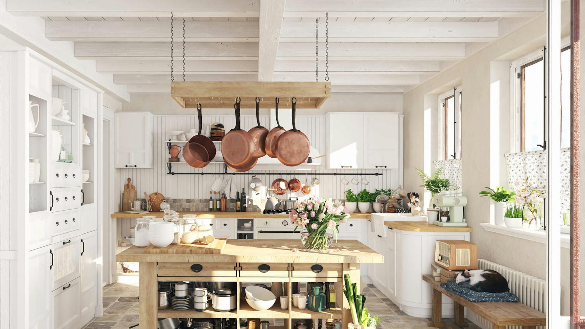 Vintage-Küche mit Kochgeschirr aus Kupfer und Kücheninsel aus Holz