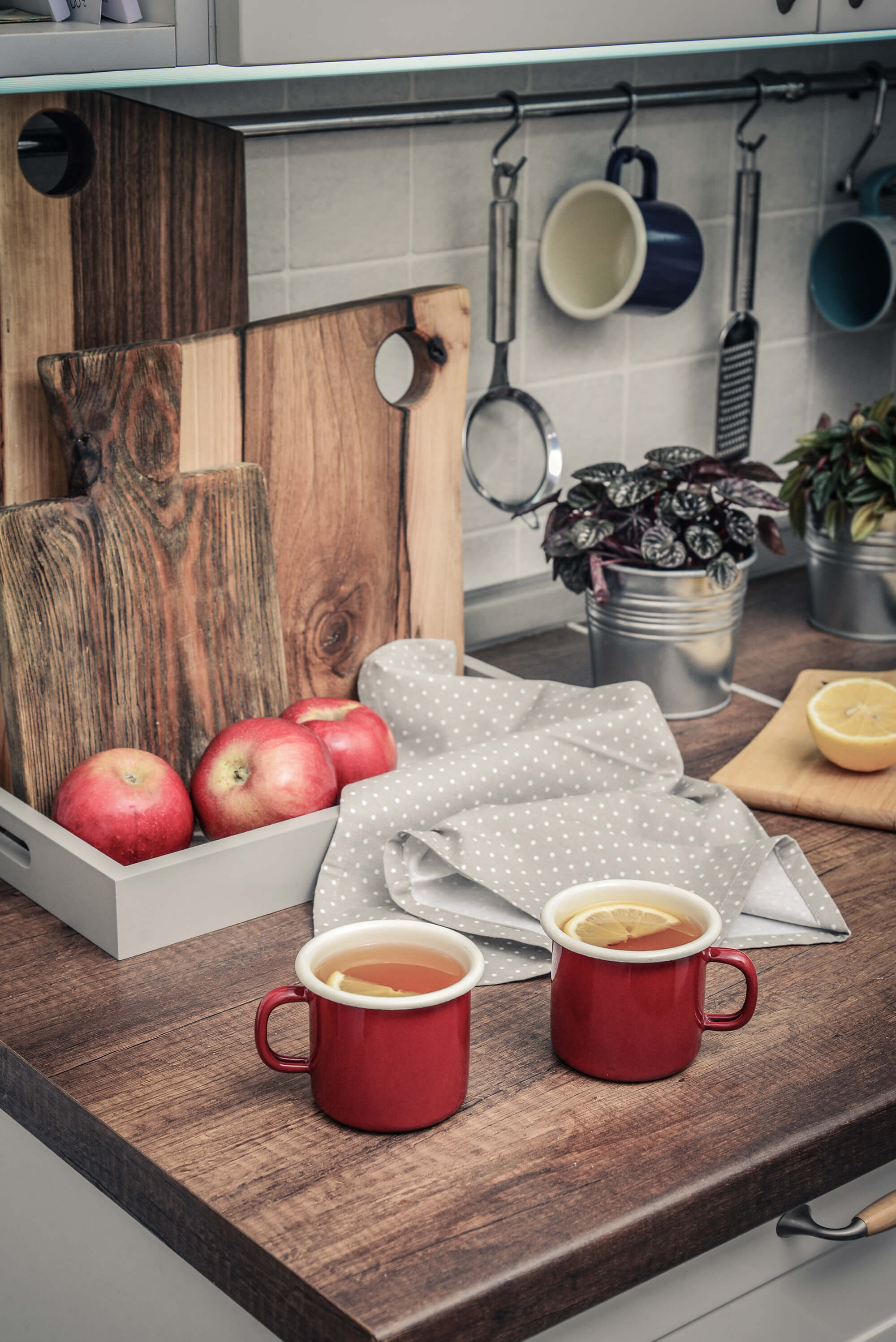 Piros zománcozott étkészlet egy tálalón