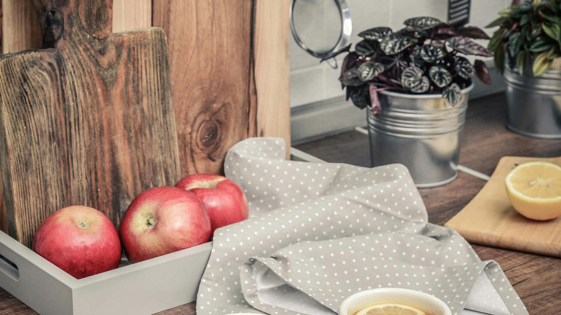 Rotes Emaille-Geschirr auf einer Anrichte