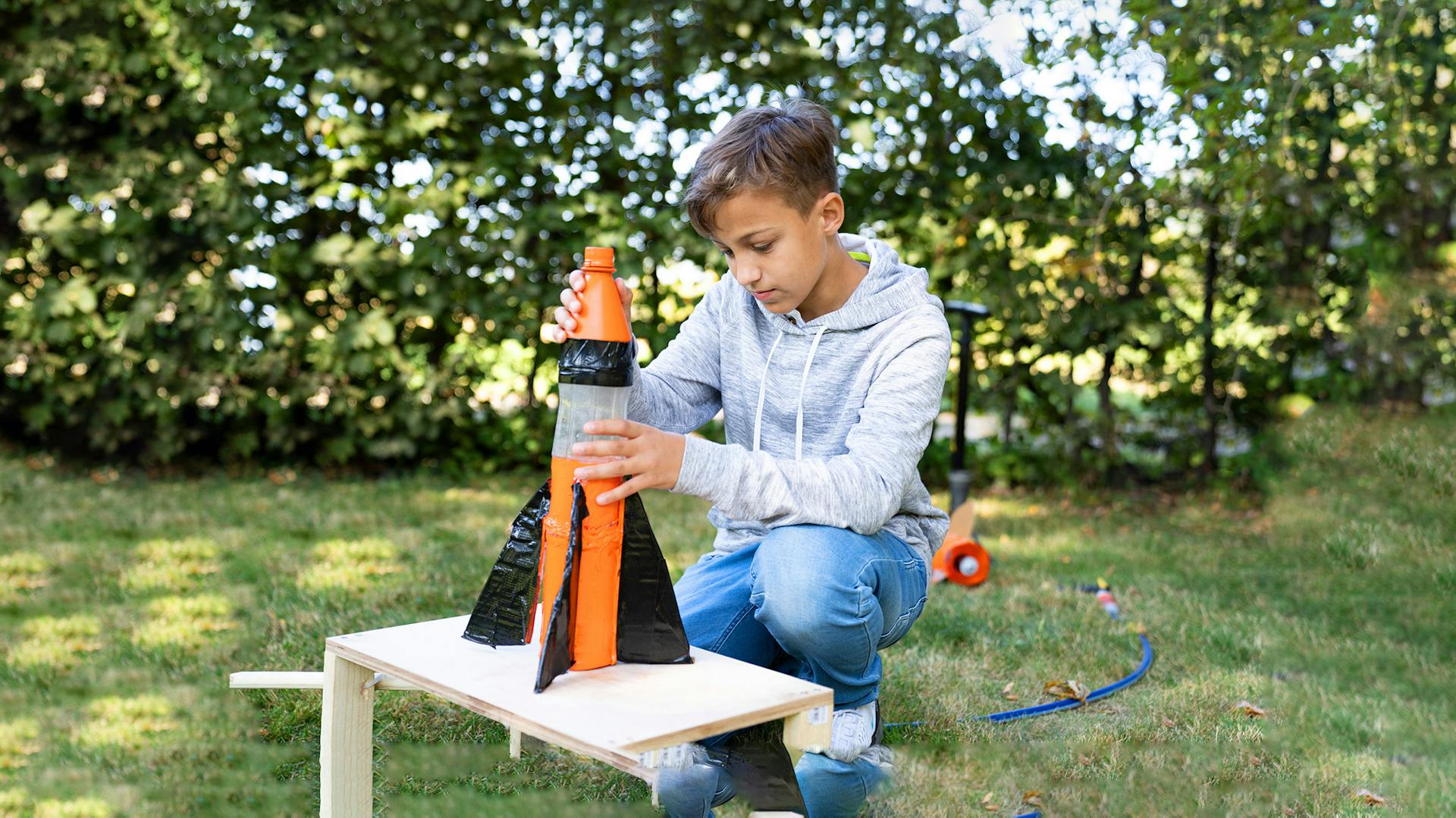 Junge mit selbst gebastelter Rakete