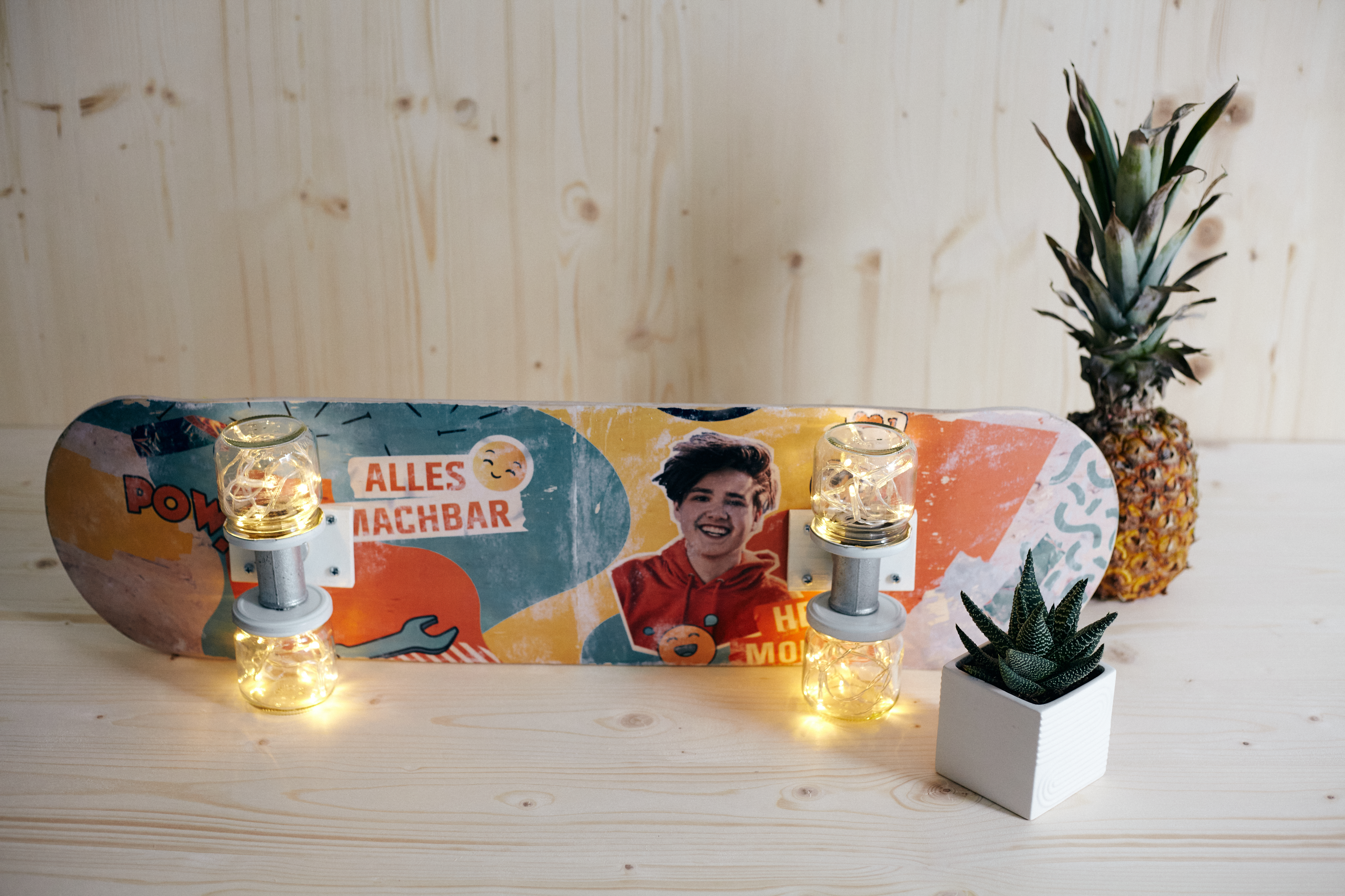 Skateboard mit Lichterketten in den Rollen