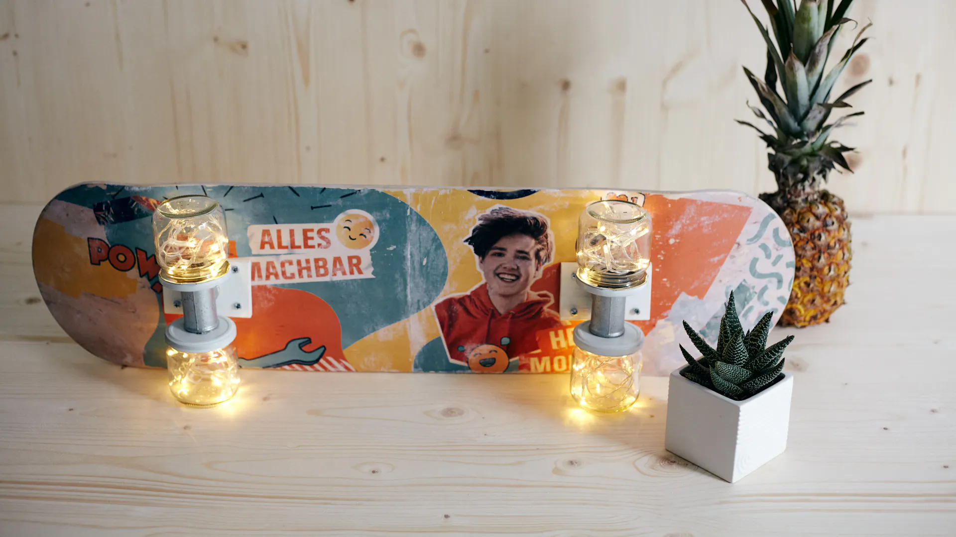 Skateboard mit Lichterketten in den Rollen