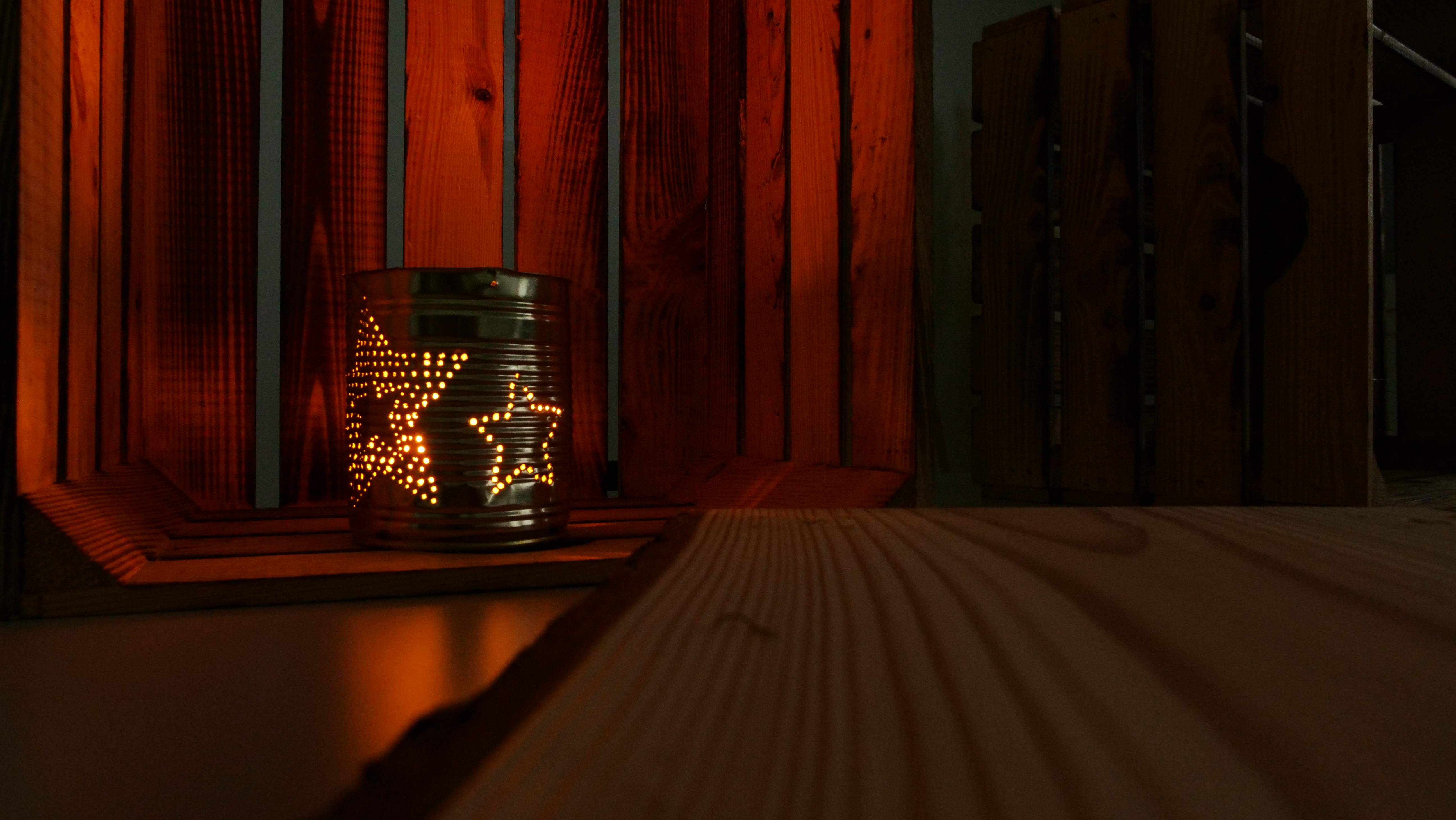 Sternenlampe aus Metalldose mit Ausstanzungen