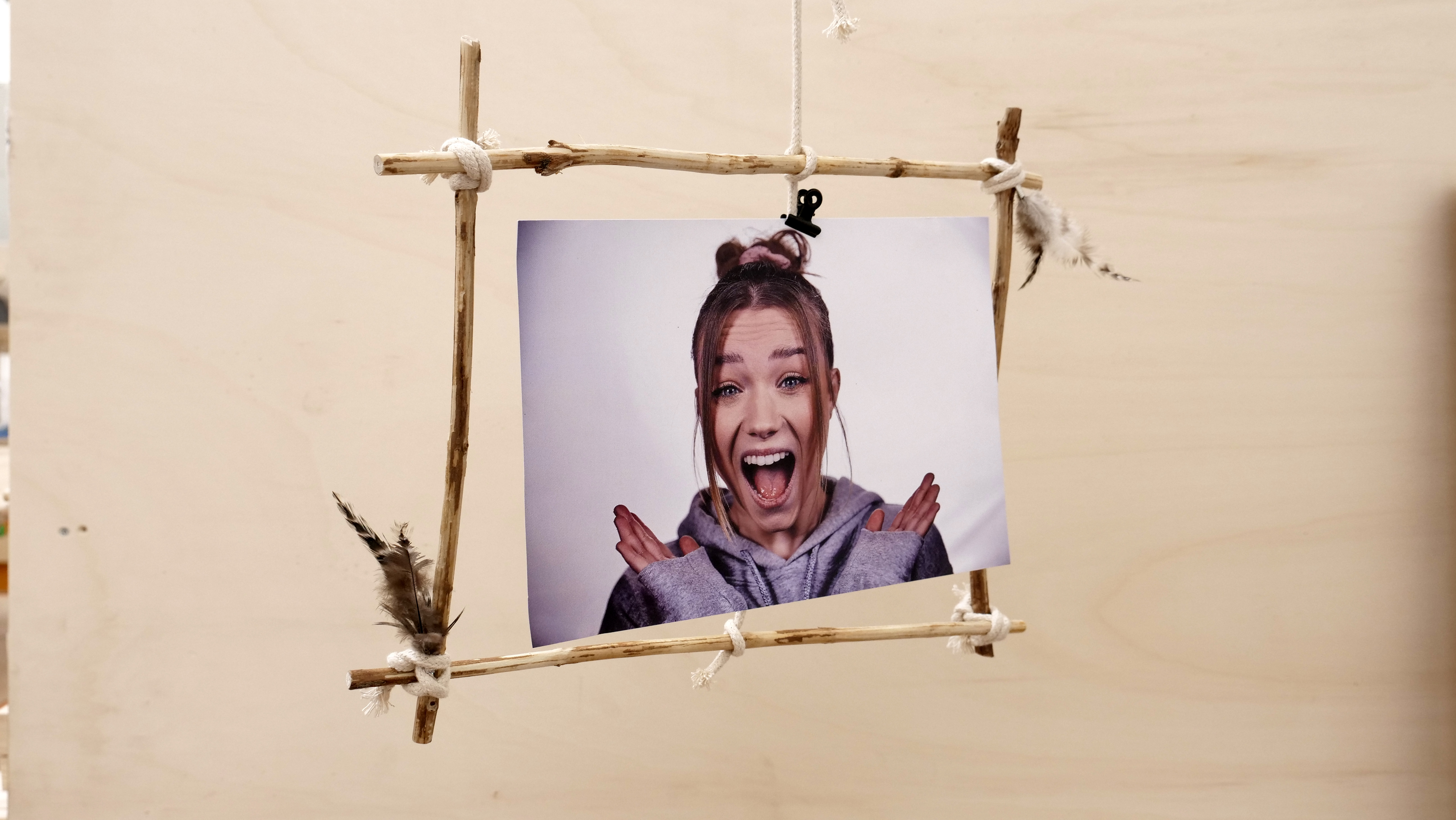 Foto eines Mädchens in einem selbstgemachten Bilderrahmen aus Holz
