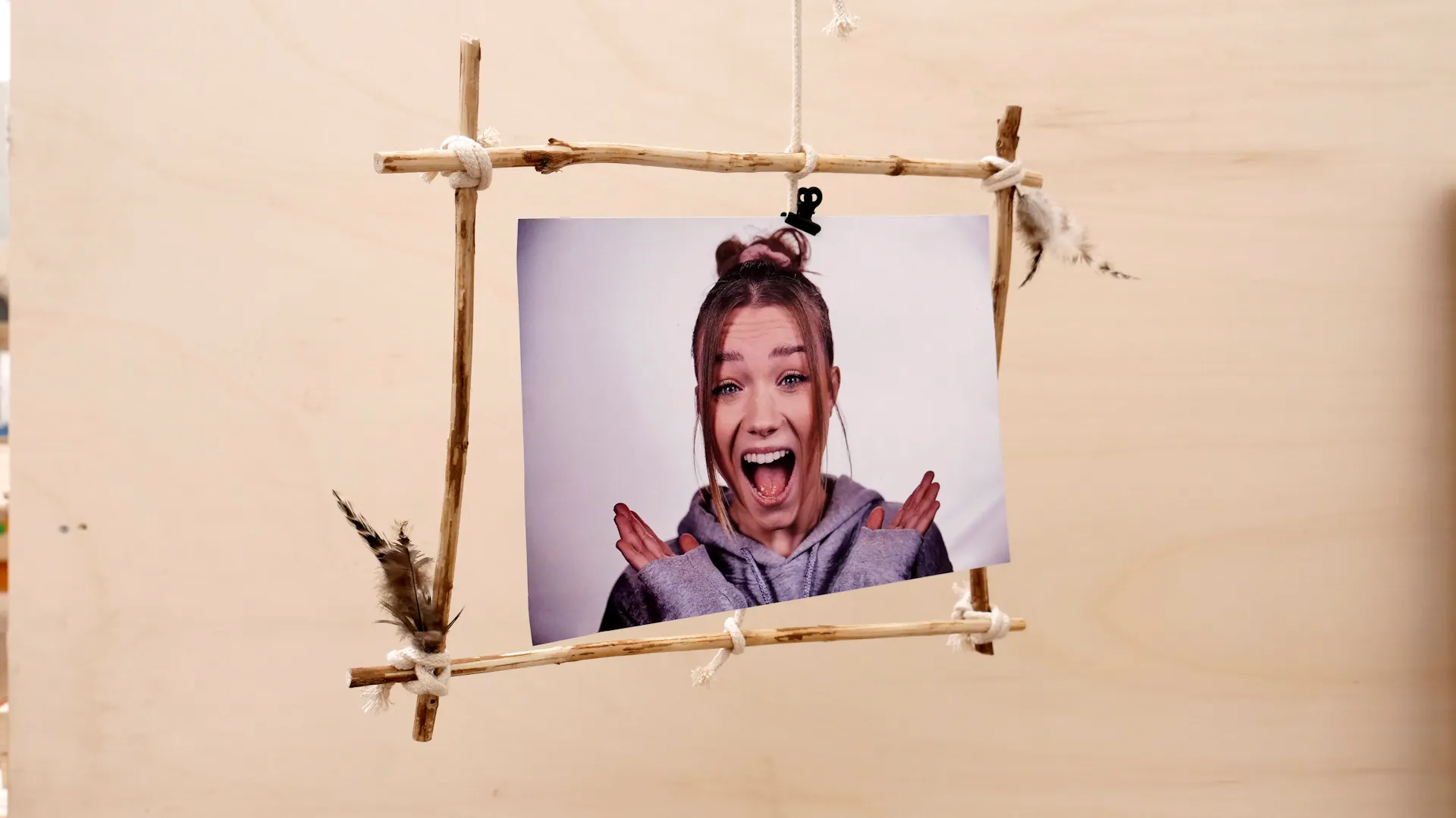 Foto eines Mädchens in einem selbstgemachten Bilderrahmen aus Holz
