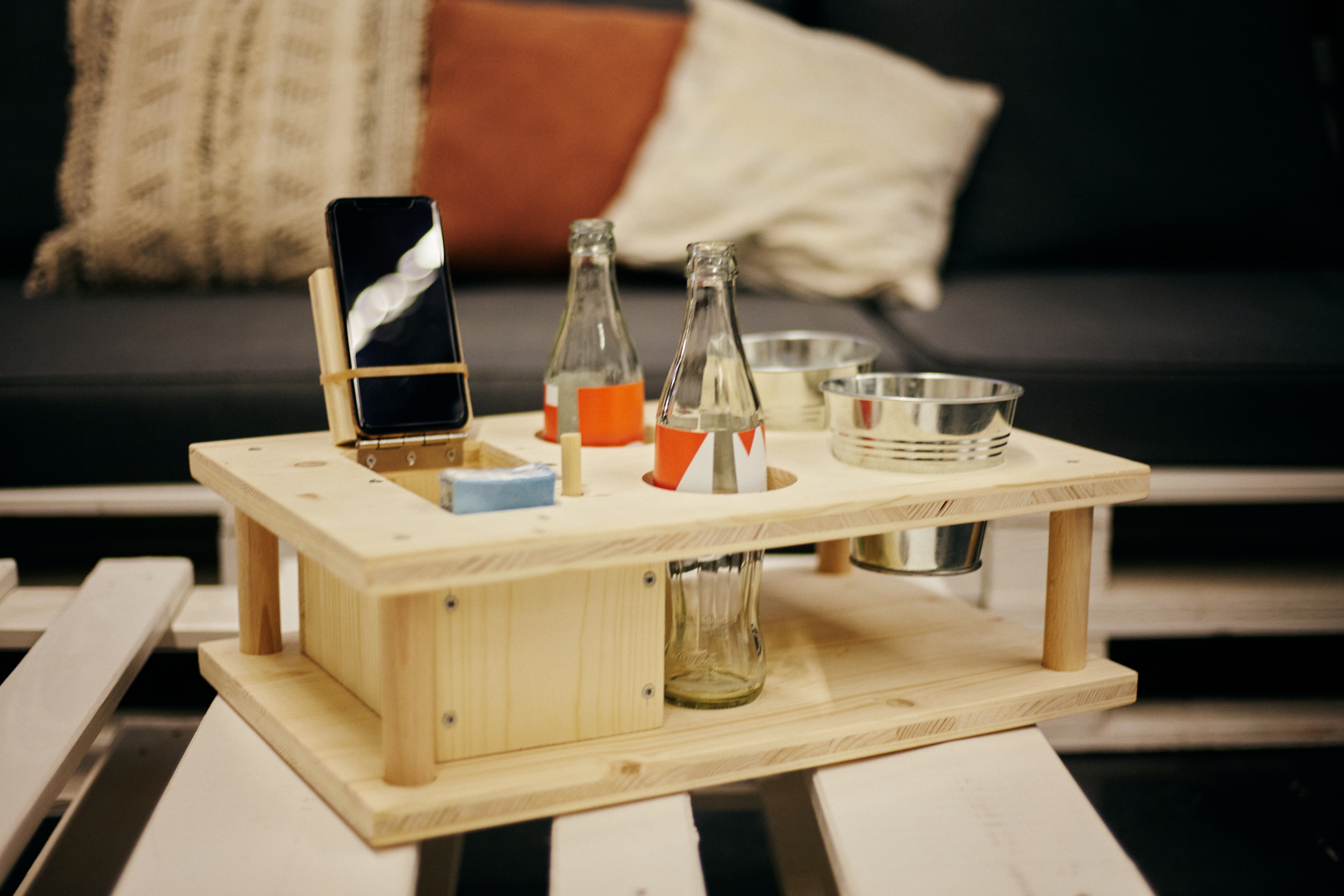 Snackbox mit Getränken, Snacks und Handy-Halterung
