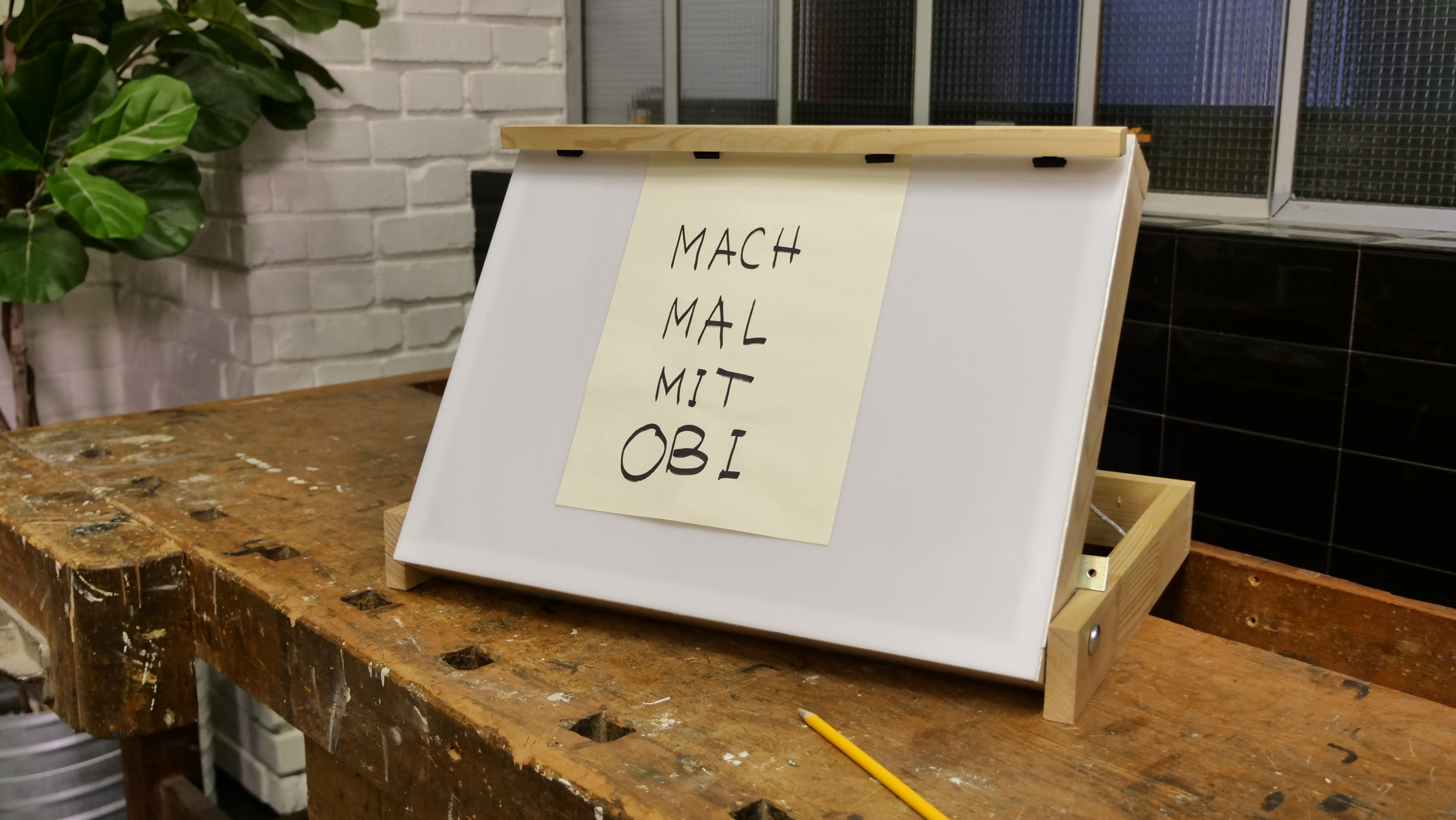 Zeichentisch mit Zeichenpapier auf einer Werkbank