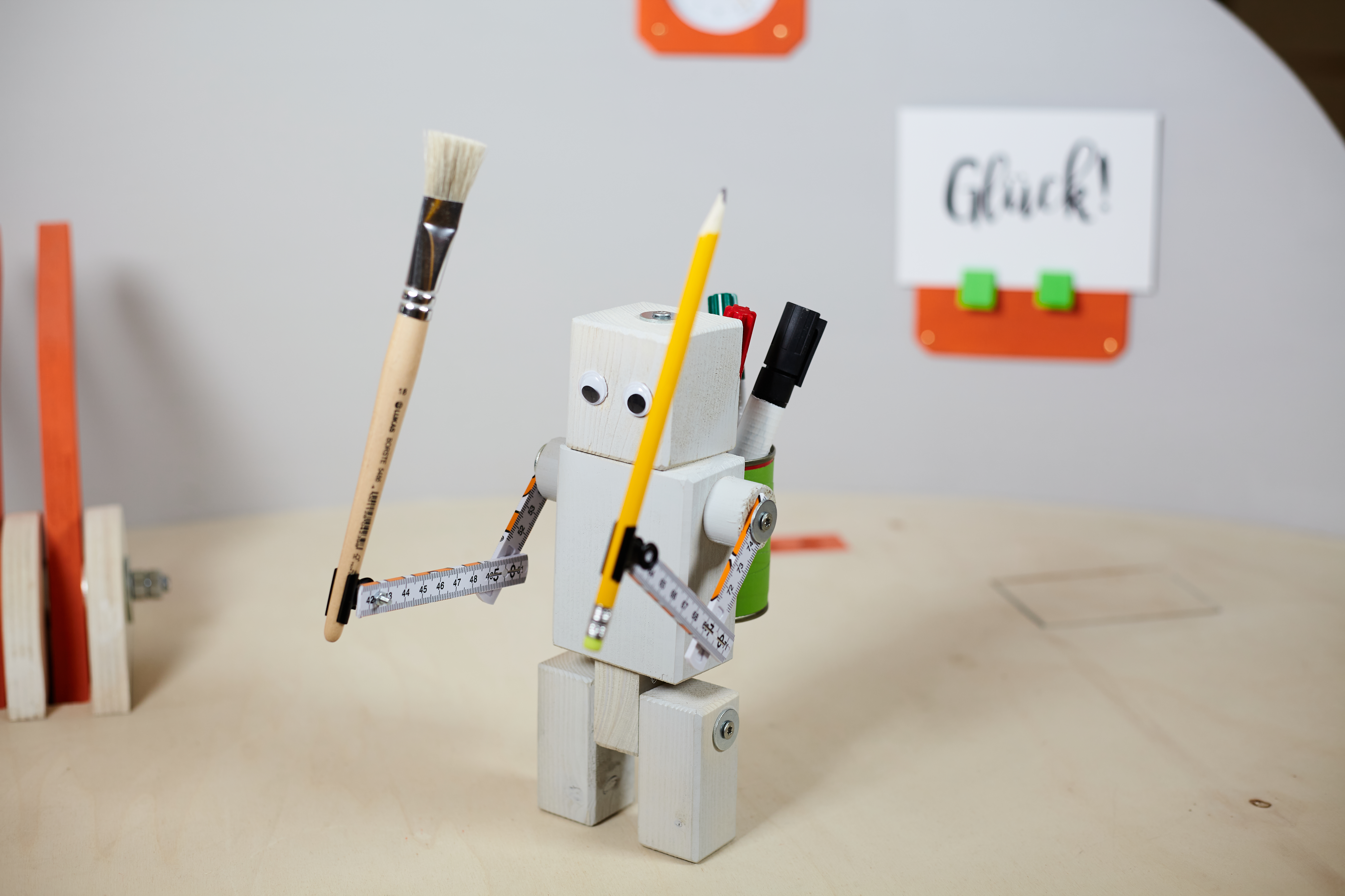 Miniroboter mit Pinsel und Bleistift