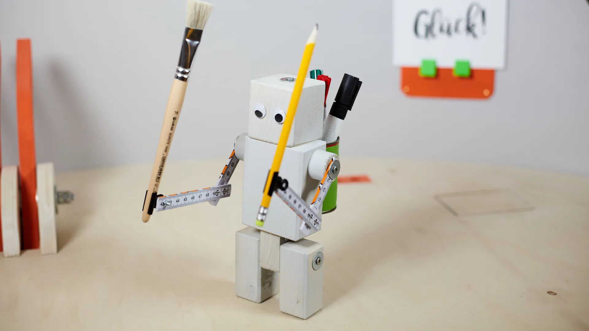 Miniroboter mit Pinsel und Bleistift