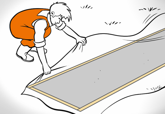 Heimwerker deckt Fundament mit einer Plane ab.