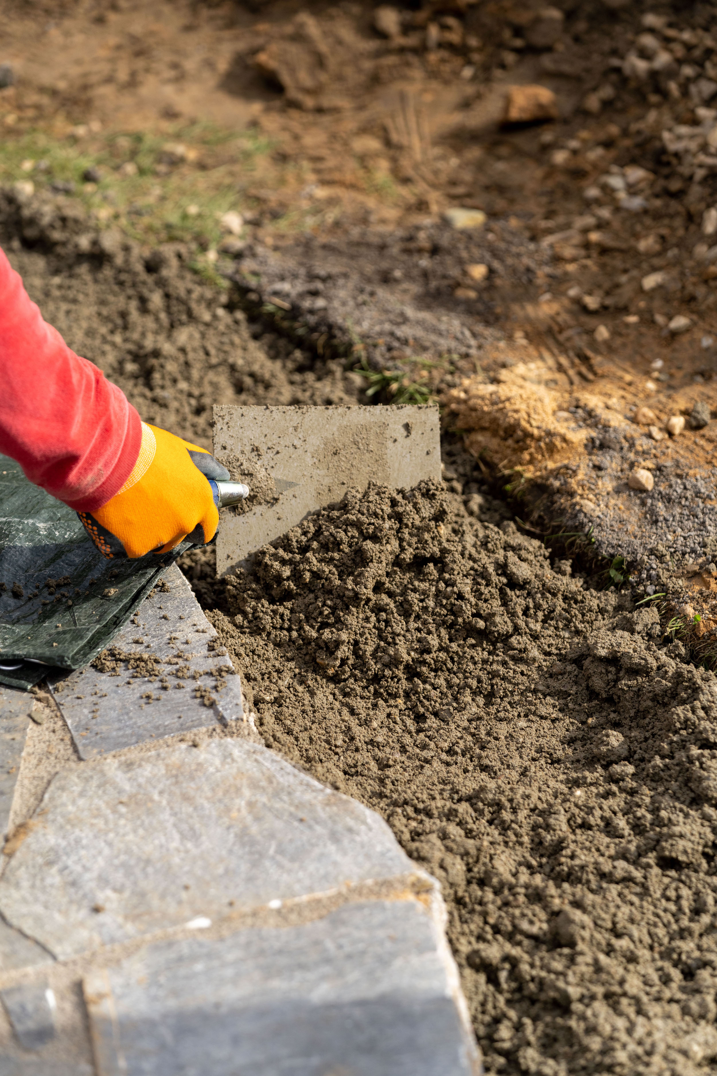 Il calcestruzzo viene distribuito con una cazzuola