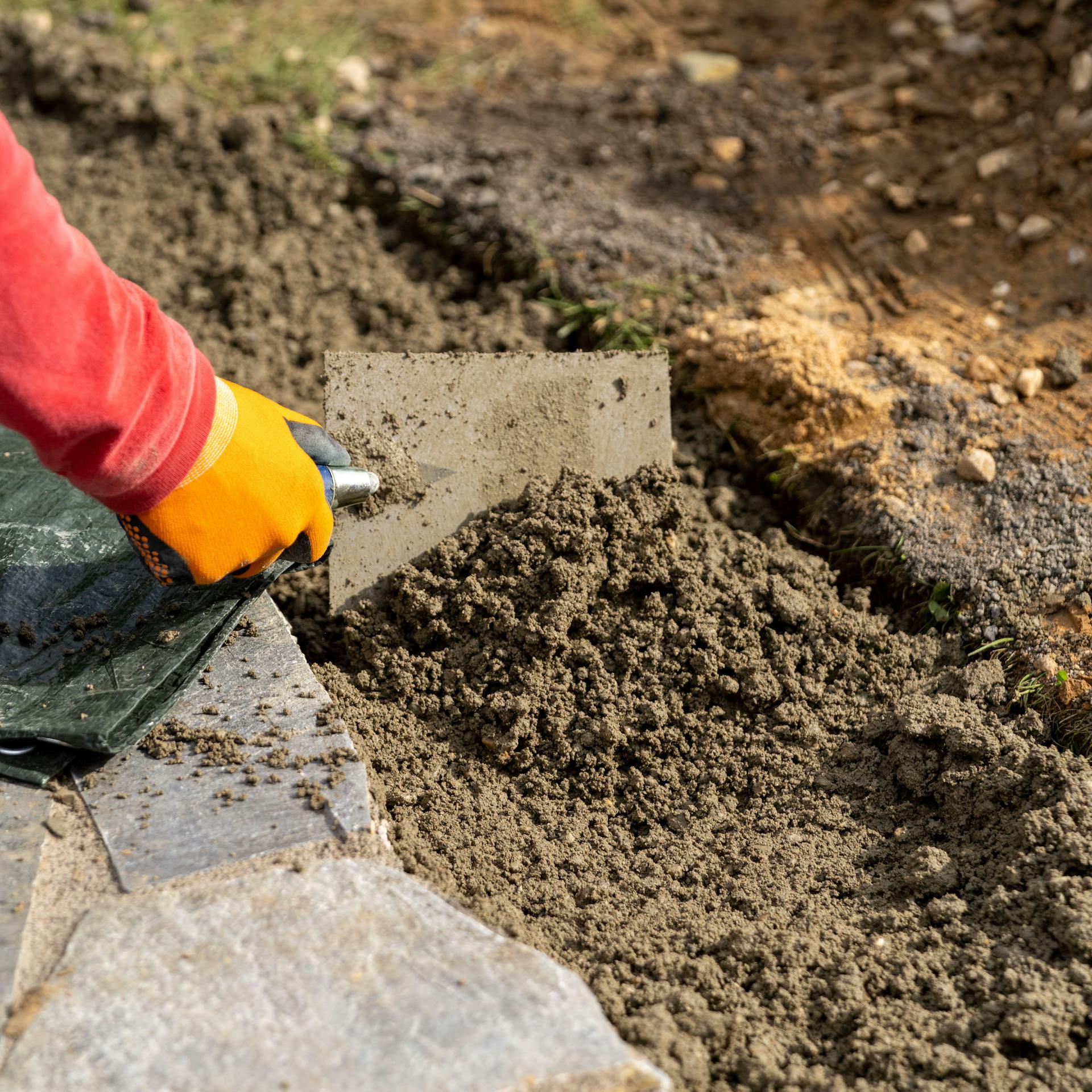 Beton wird mit Maurerkelle verteilt