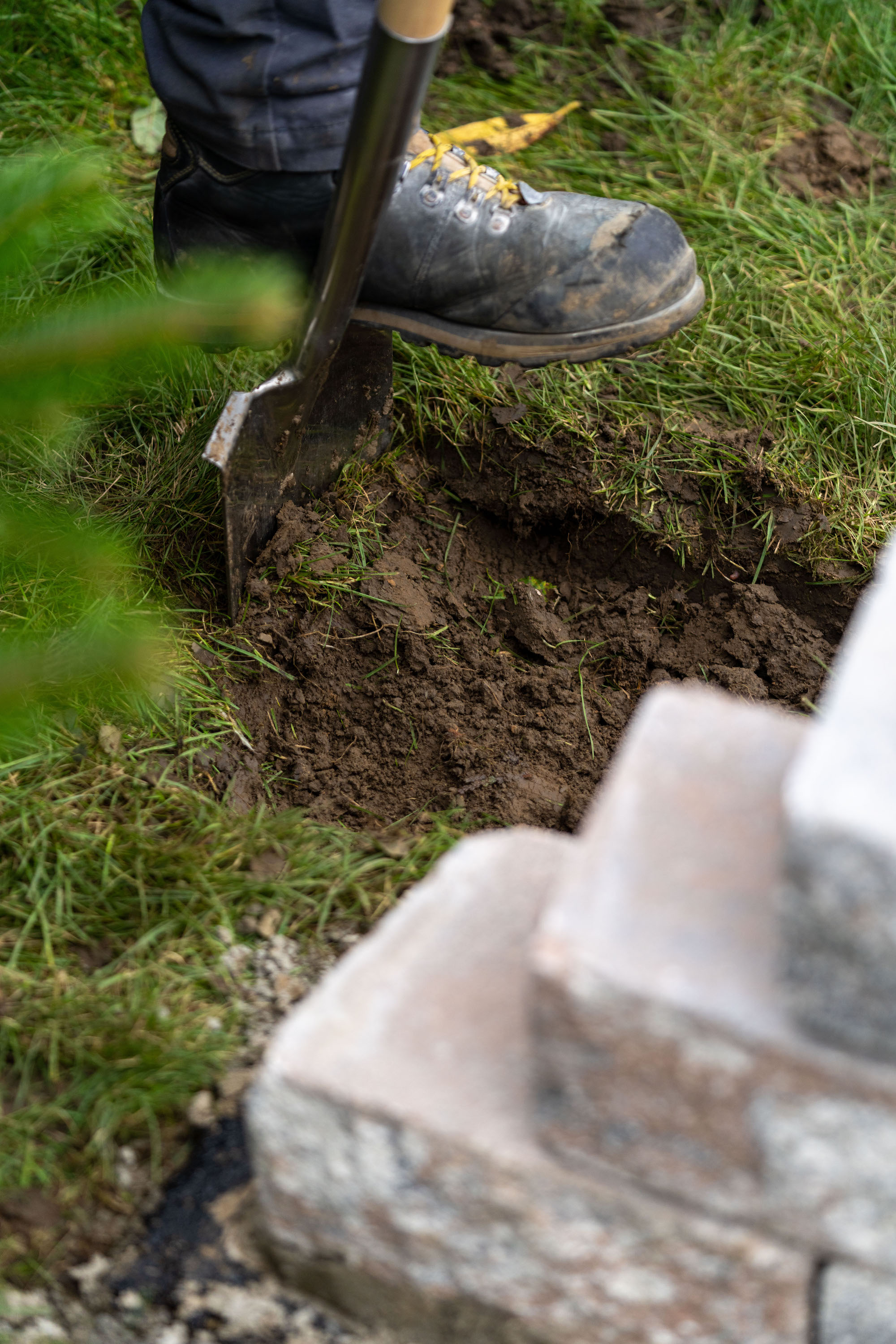 Una persona scava una buca con una vanga