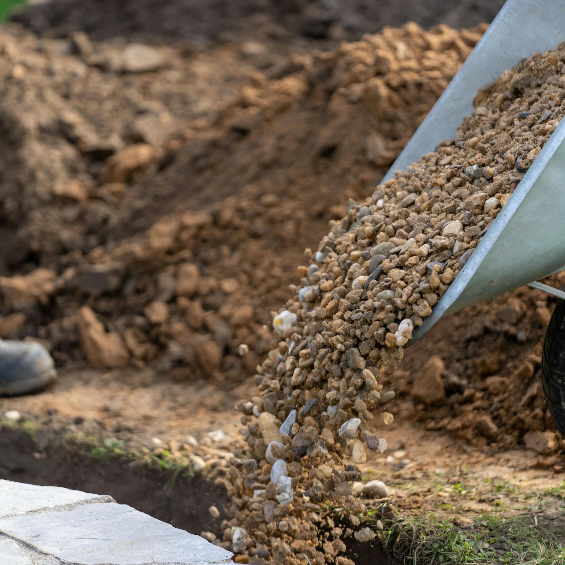 Kies fällt aus einer Schubkarre