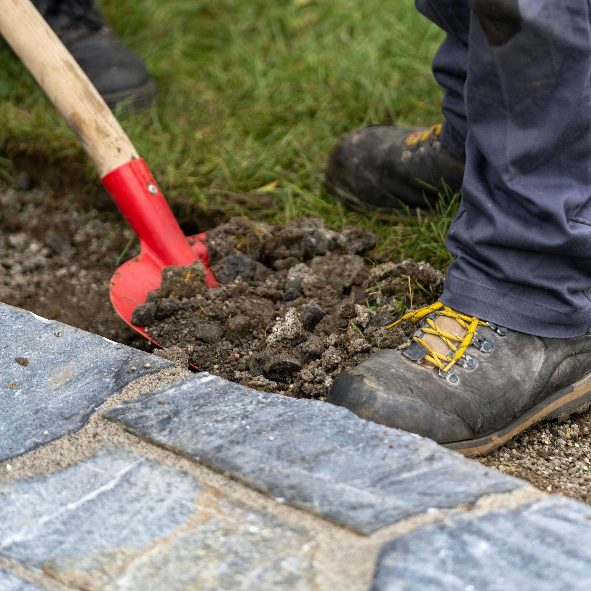 Schaufel in der Erde
