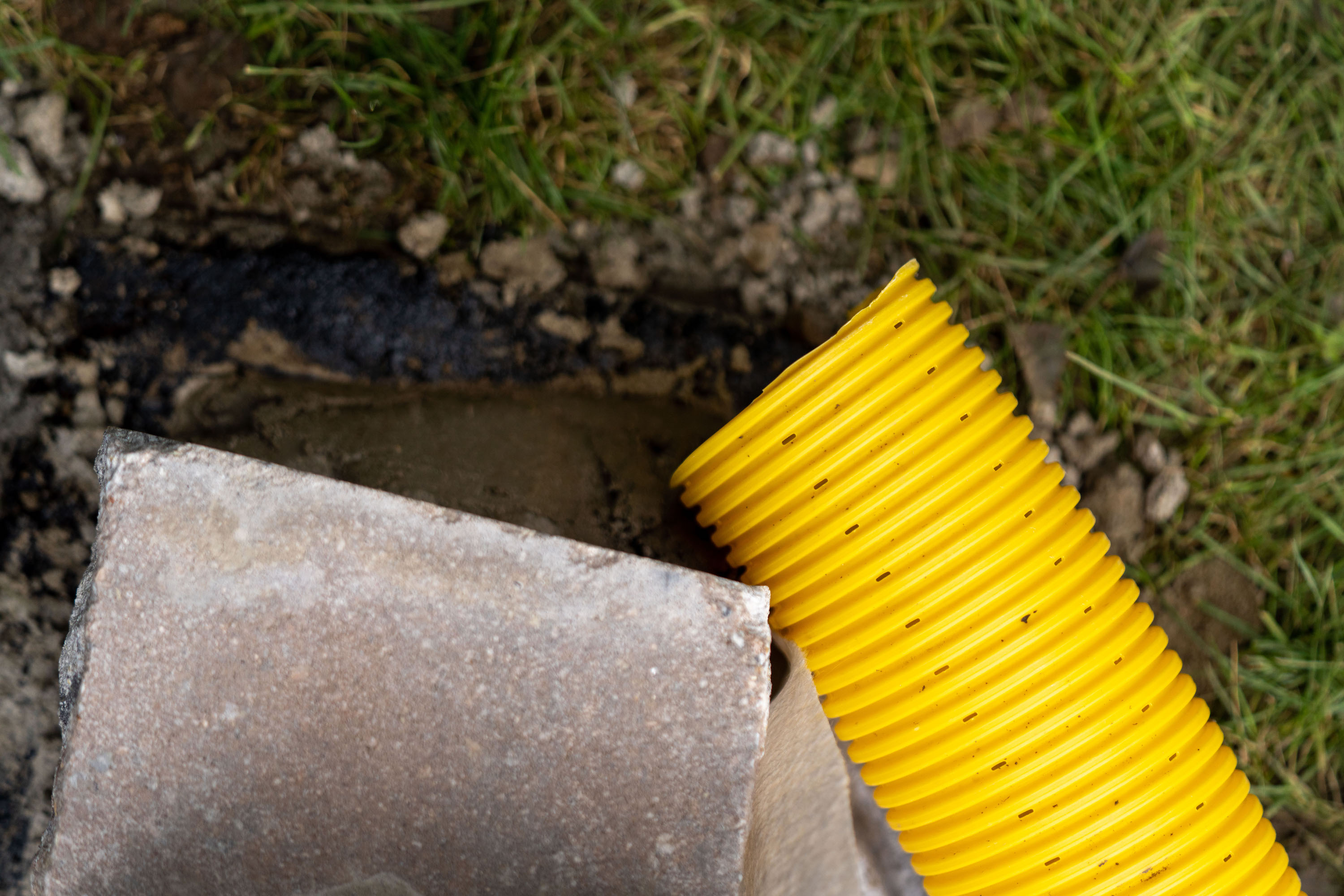 Tubo di drenaggio accanto a un muro