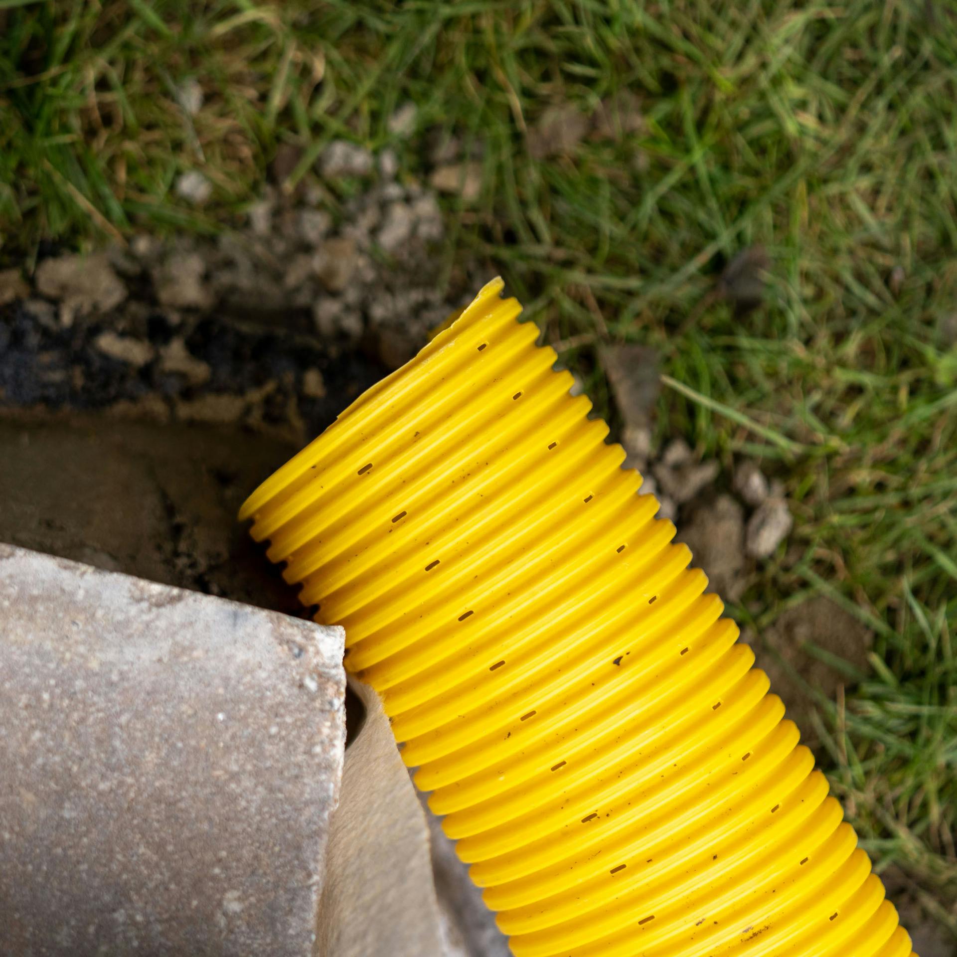 Drainagerohr neben Mauer