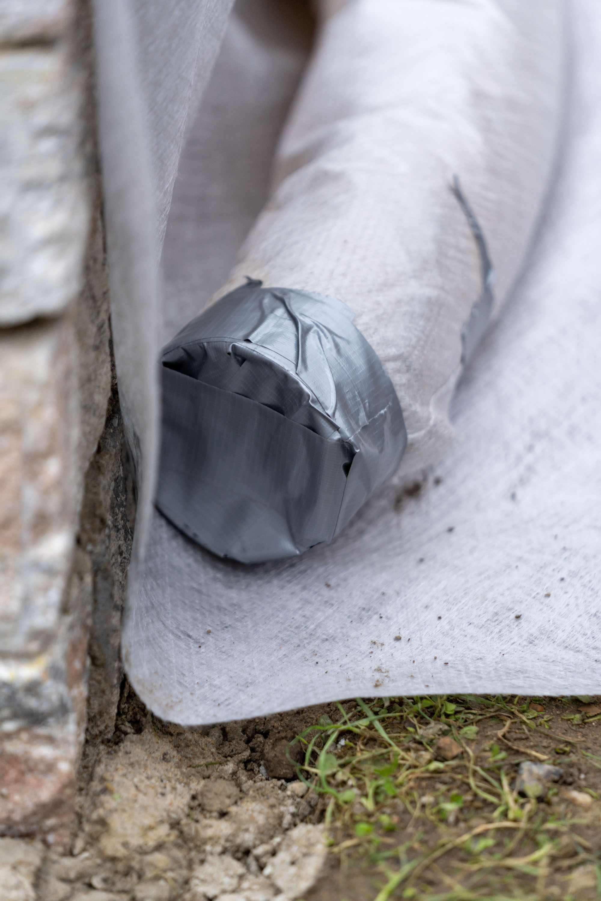 Tubo di drenaggio avvolto con strato di separazione in tessuto non tessuto con nastro adesivo