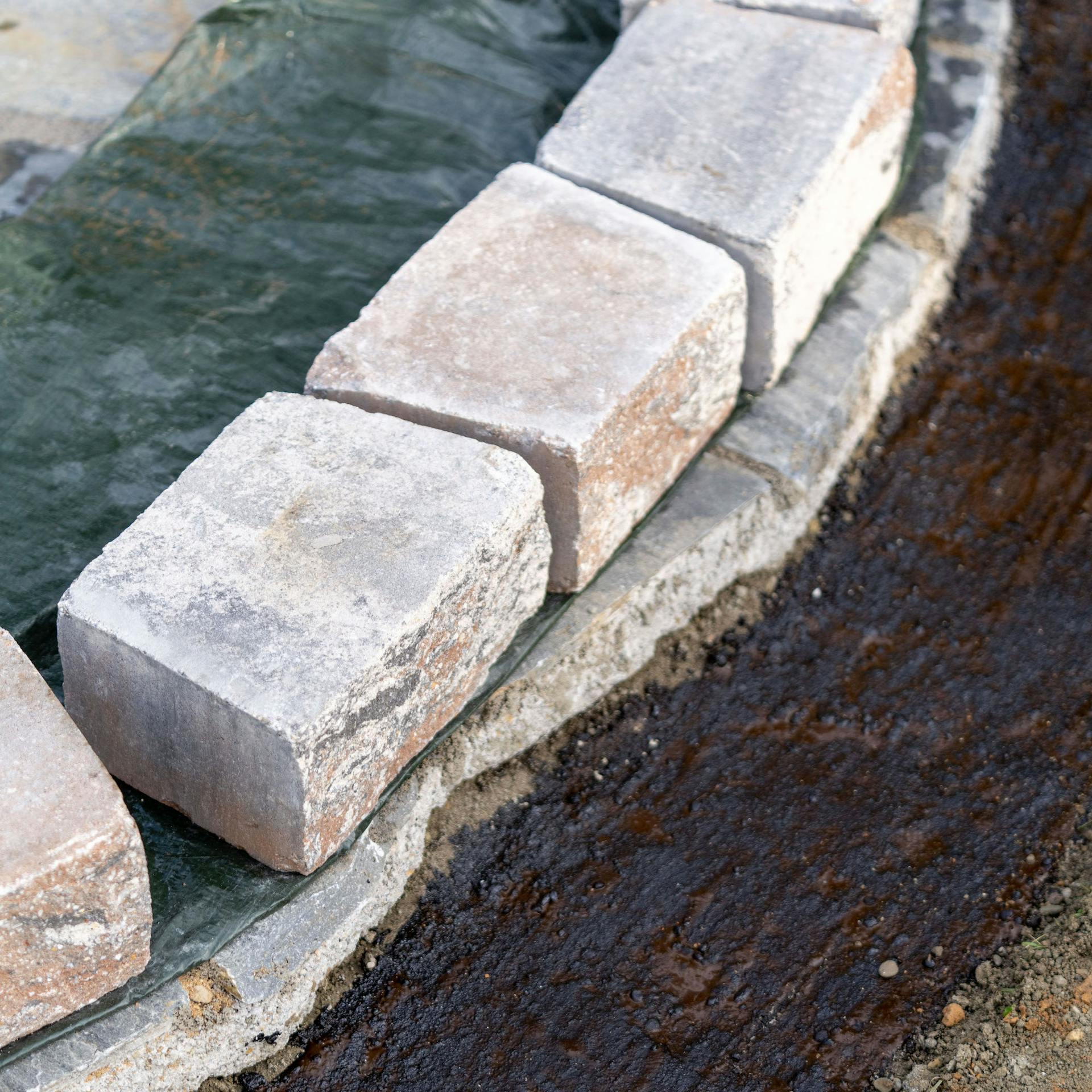 Steinreihe auf Betonfundament