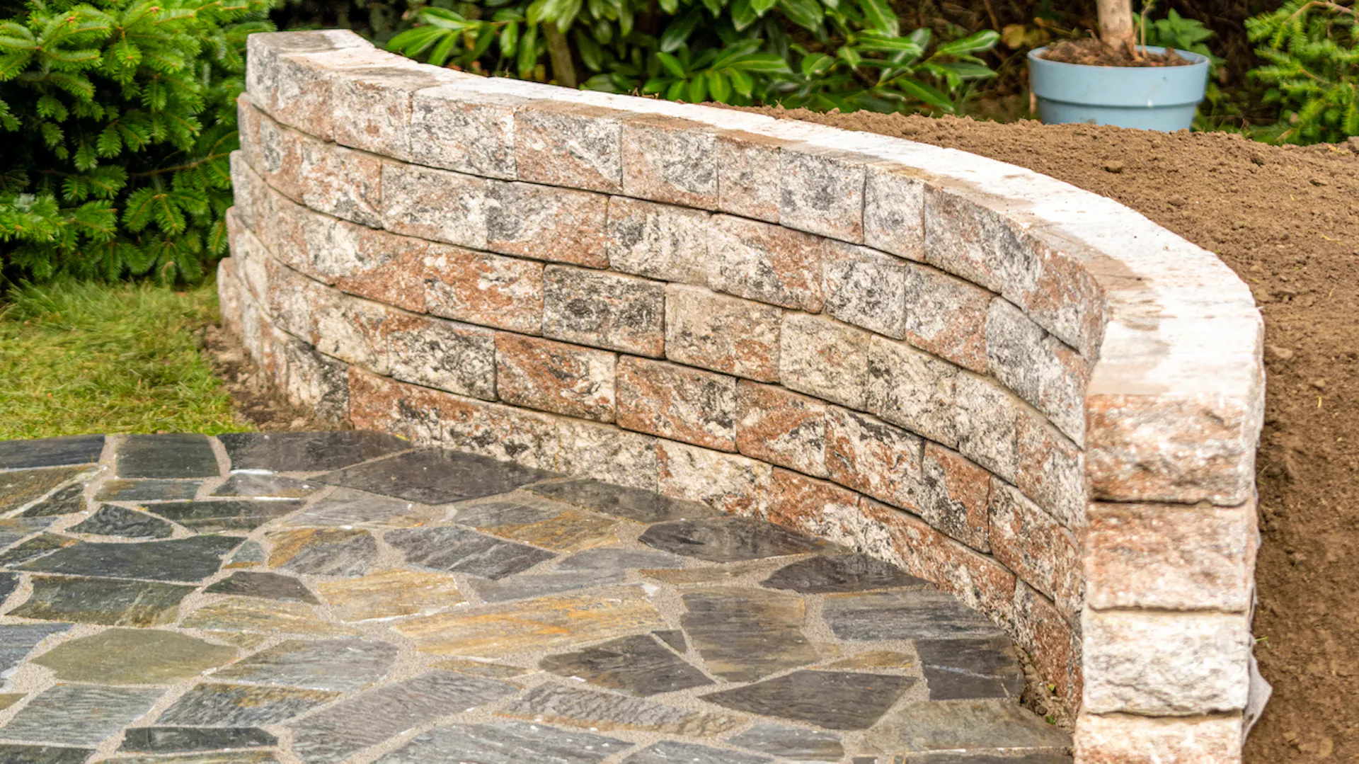 Natursteinmauer im Garten