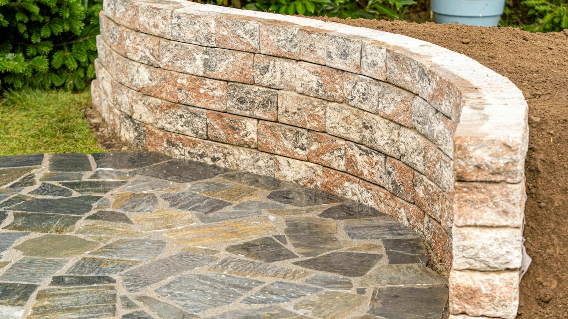 Muro di pietra naturale in giardino