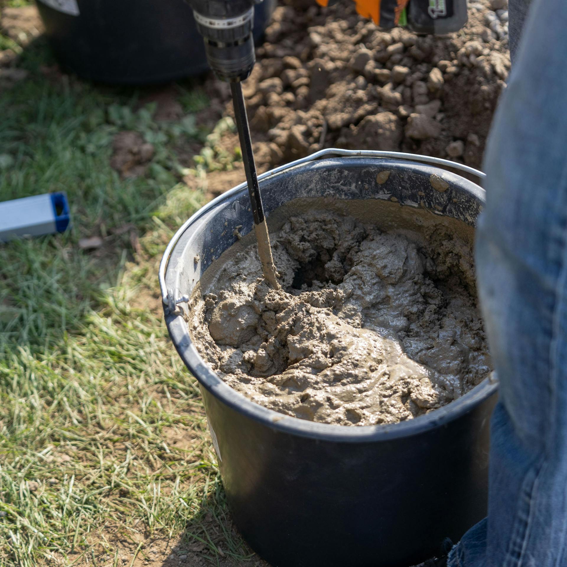 Universalrührer in Mörteleimer mit Mörtel