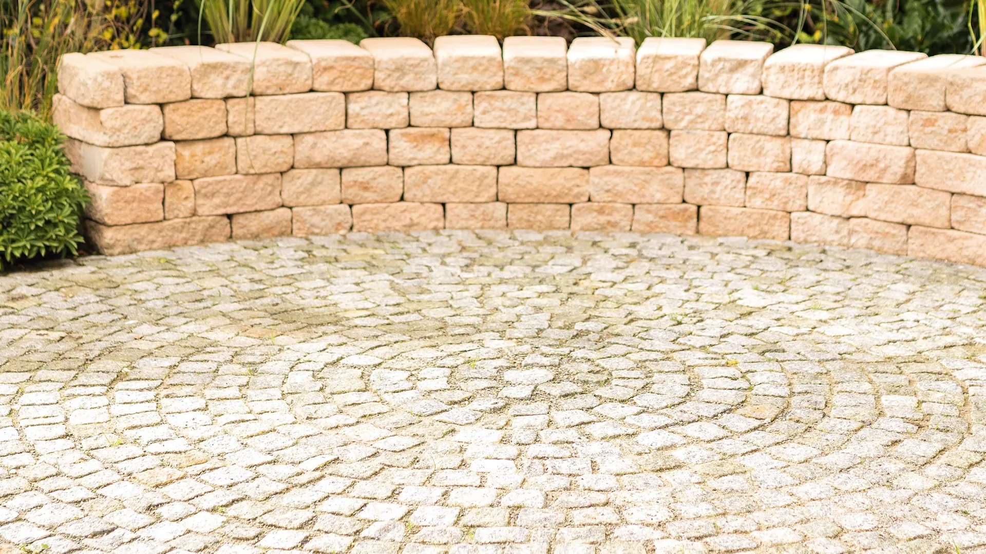 Pflaster rund mit Gartenmauer