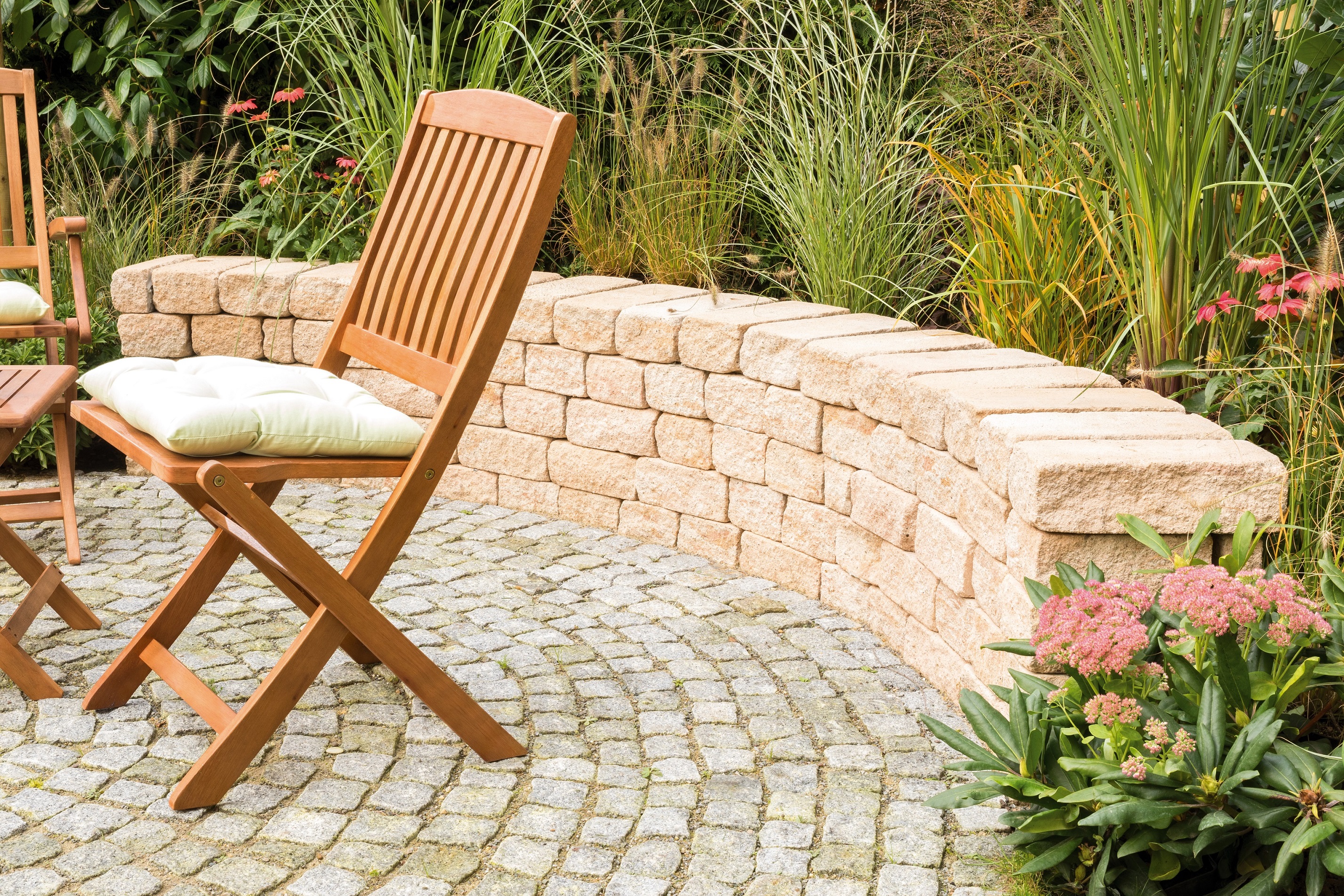 Malá kamenná zeď a zahradní nábytek