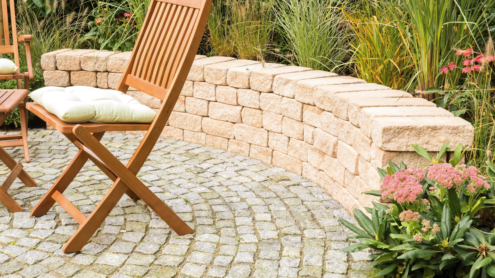 Malá kamenná zeď a zahradní nábytek