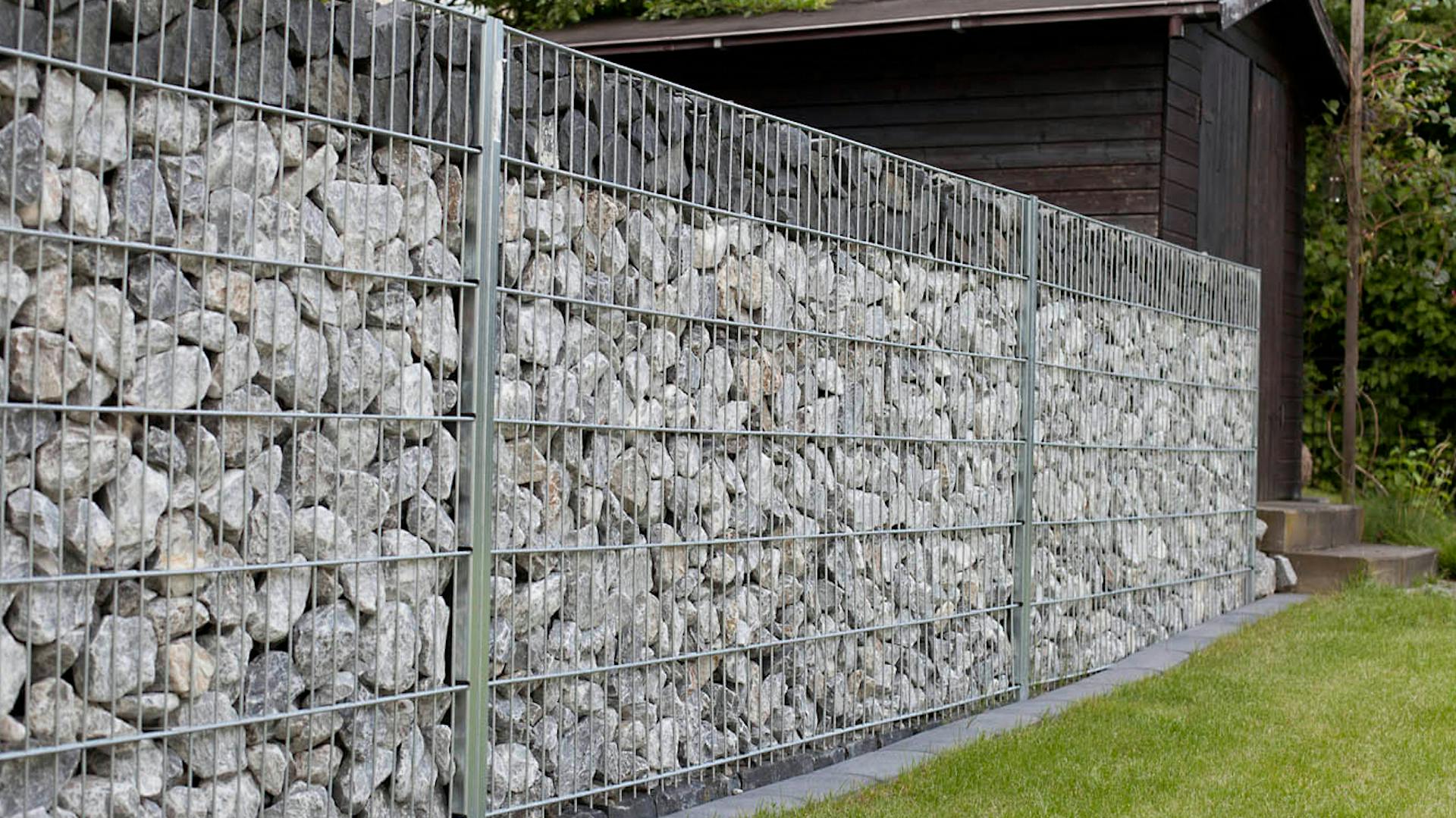 Freistehende Gabione mit geschichteten Steinen
