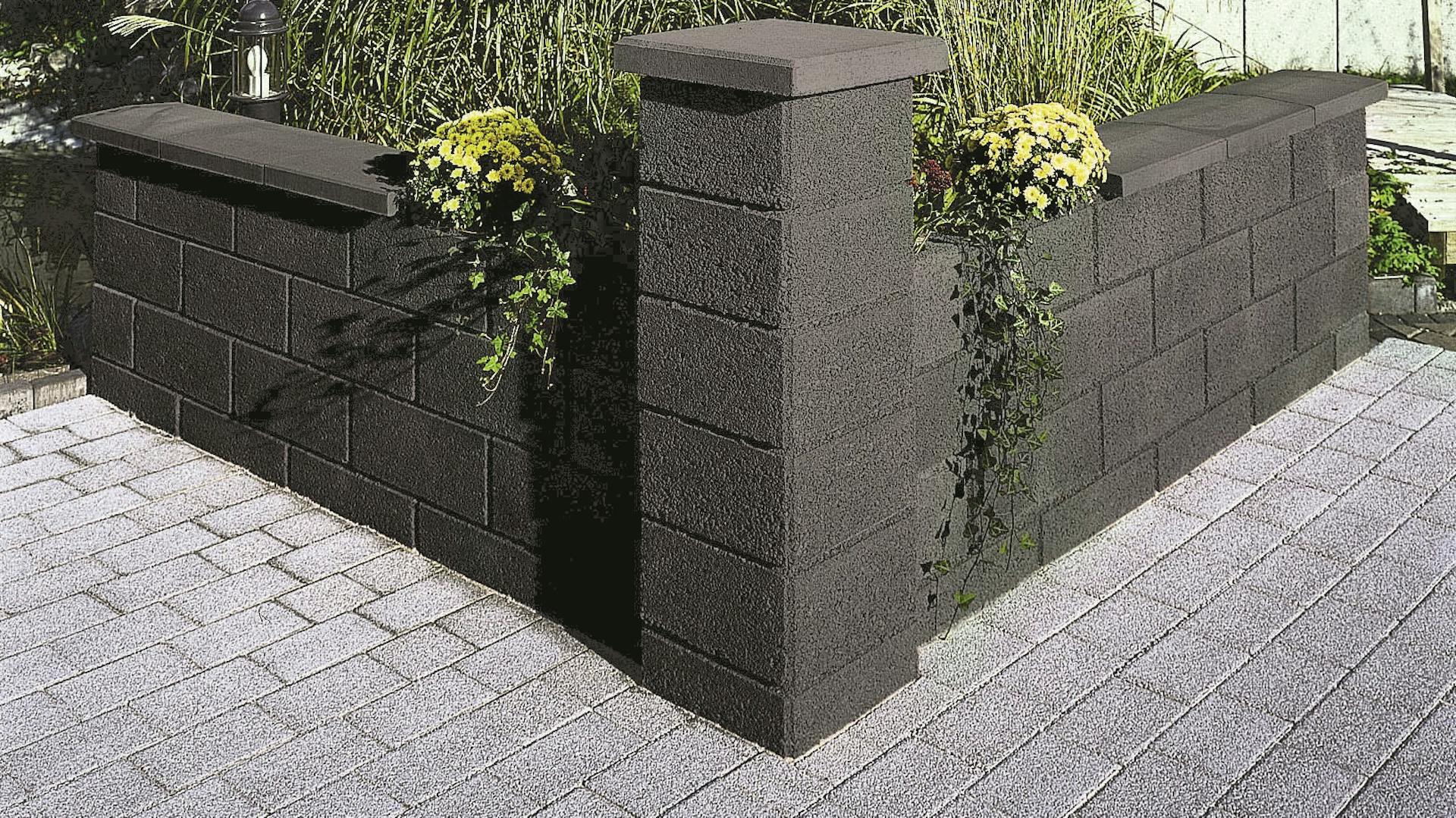 Eine Mauerabdeckung in anthrazit.