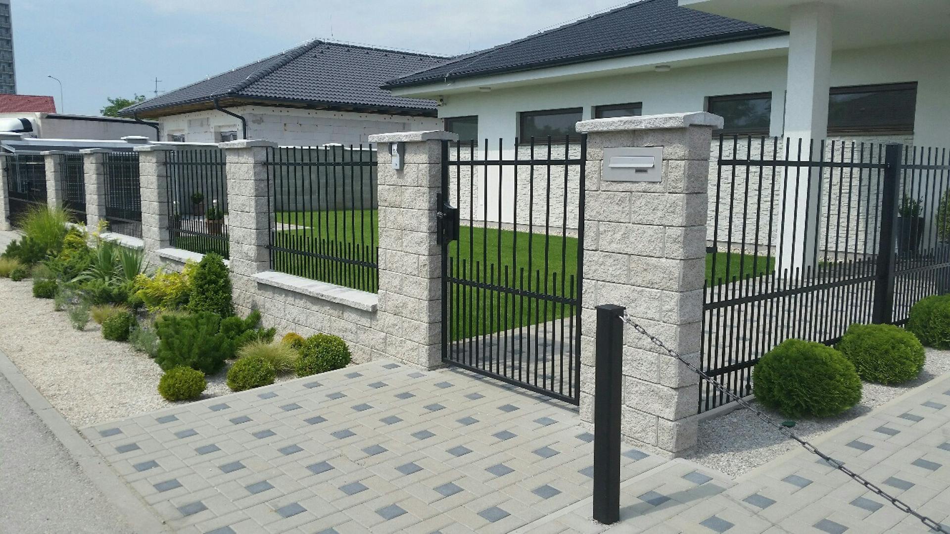 Mauer mit Satteldachabdeckung vor der Haustür.