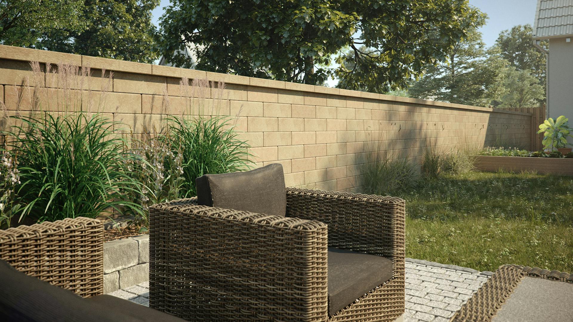 Sitzplatz an Gartenmauer mit flacher Mauerabdeckung.