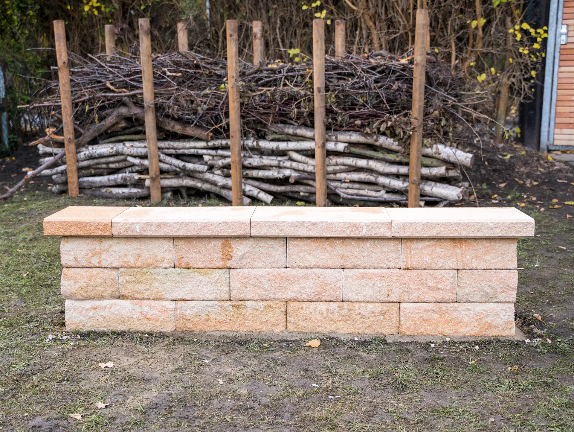 Betonová zeď: Sedací zeď z betonových tvárnic v vzhledu přírodního kamene