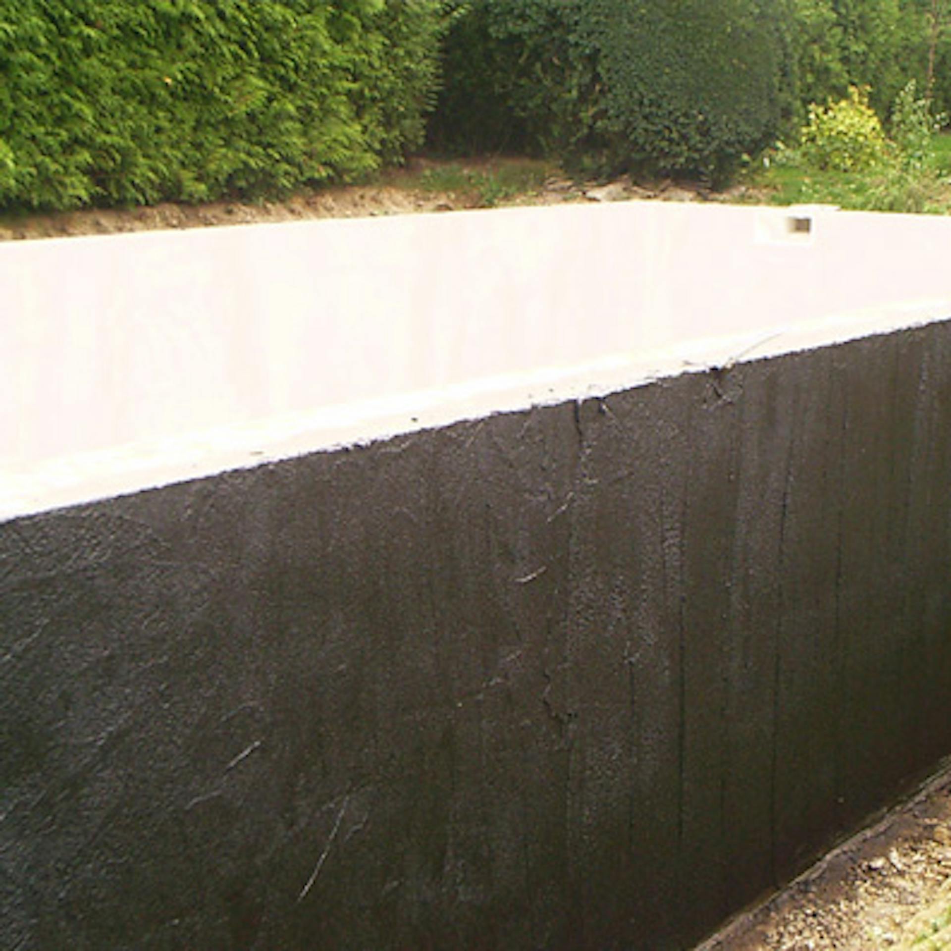 A medence külső falai vakolattal és bitumenréteggel vannak lezárva.