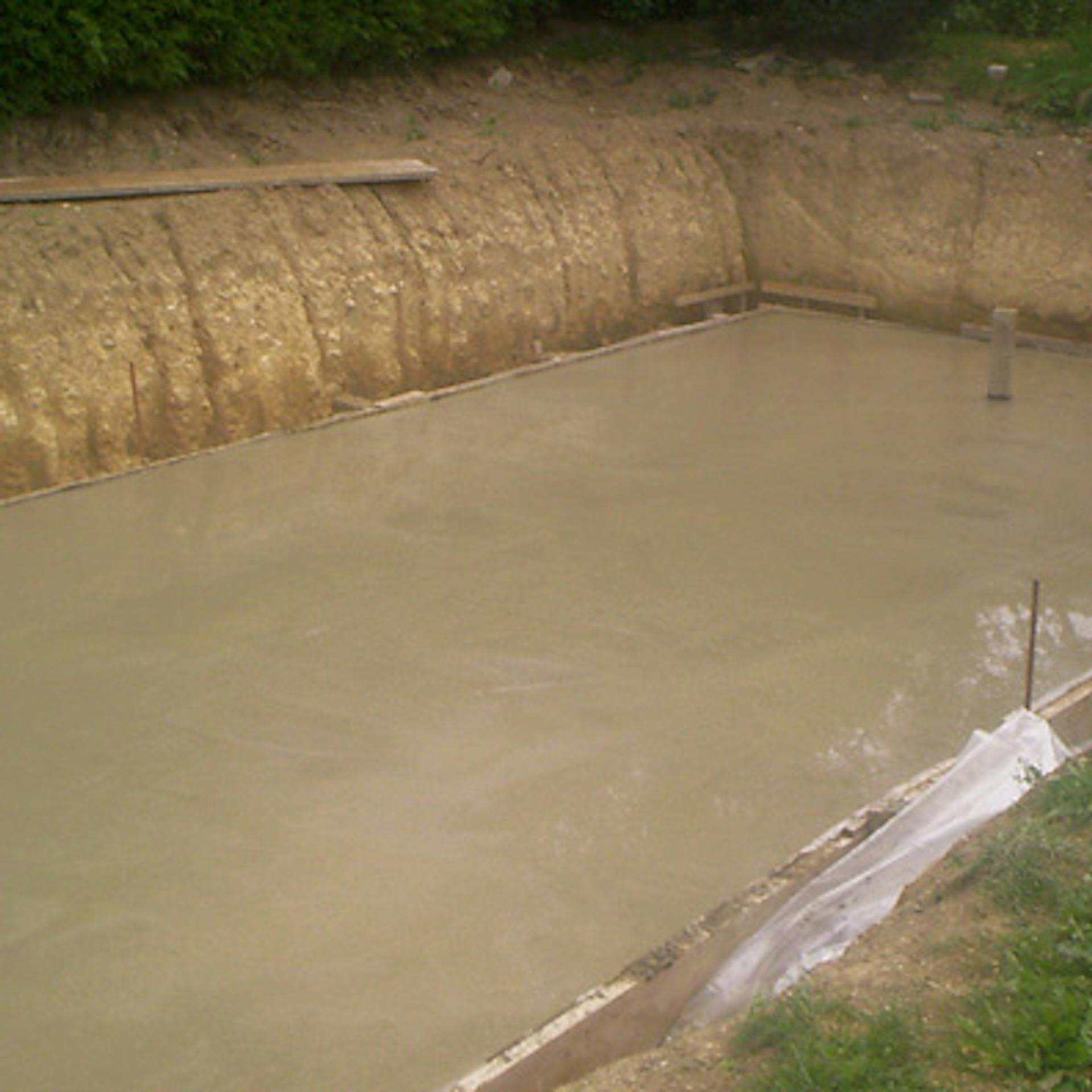 A medence gödrébe betont öntöttek, hogy kiöntsék az alsó födémet.