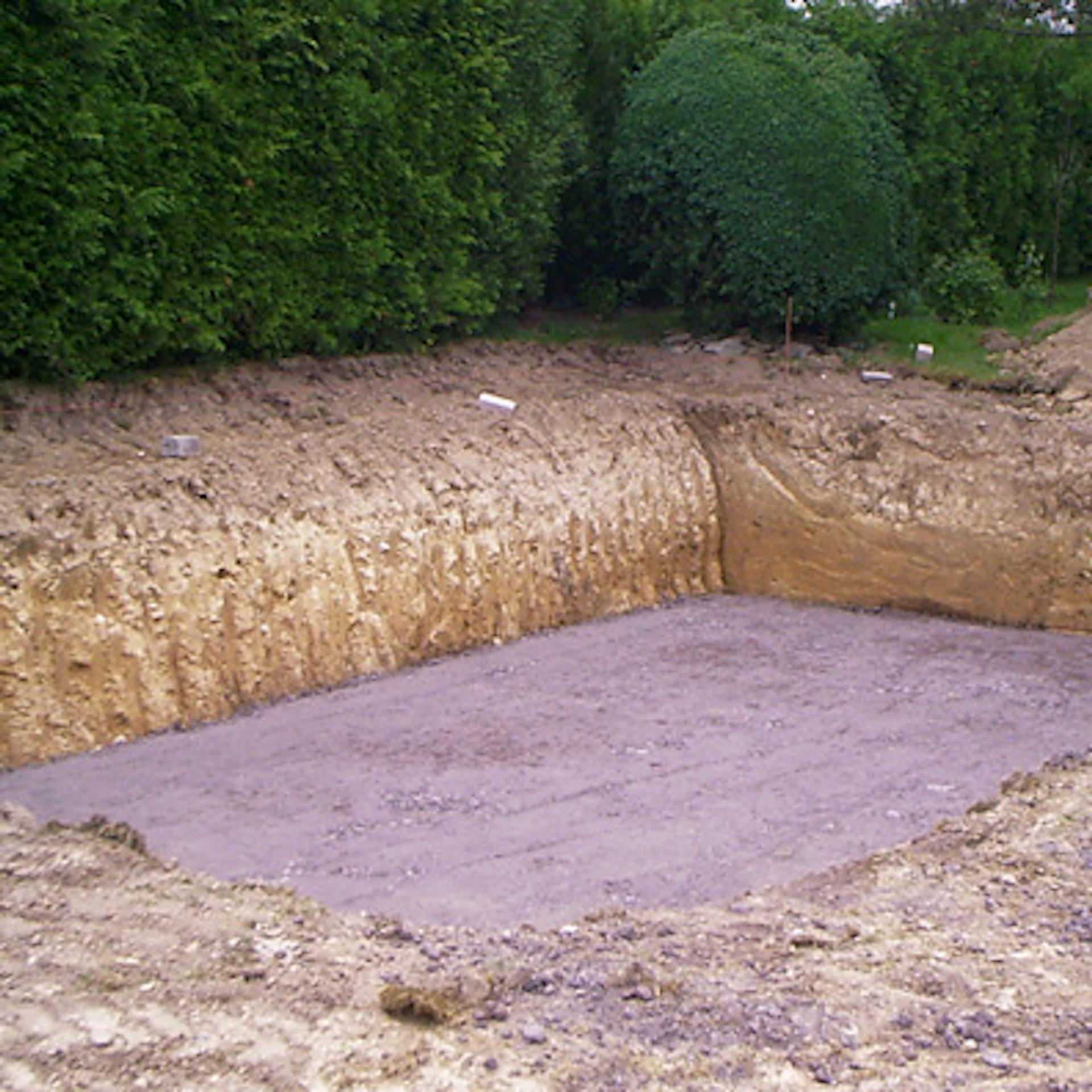 A medence földjét téglalap alakban kiásták a medence építése során.