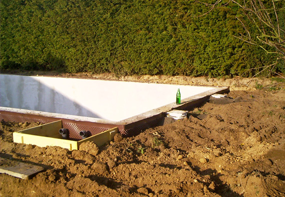 A medence külső medencefalát földdel töltik fel.